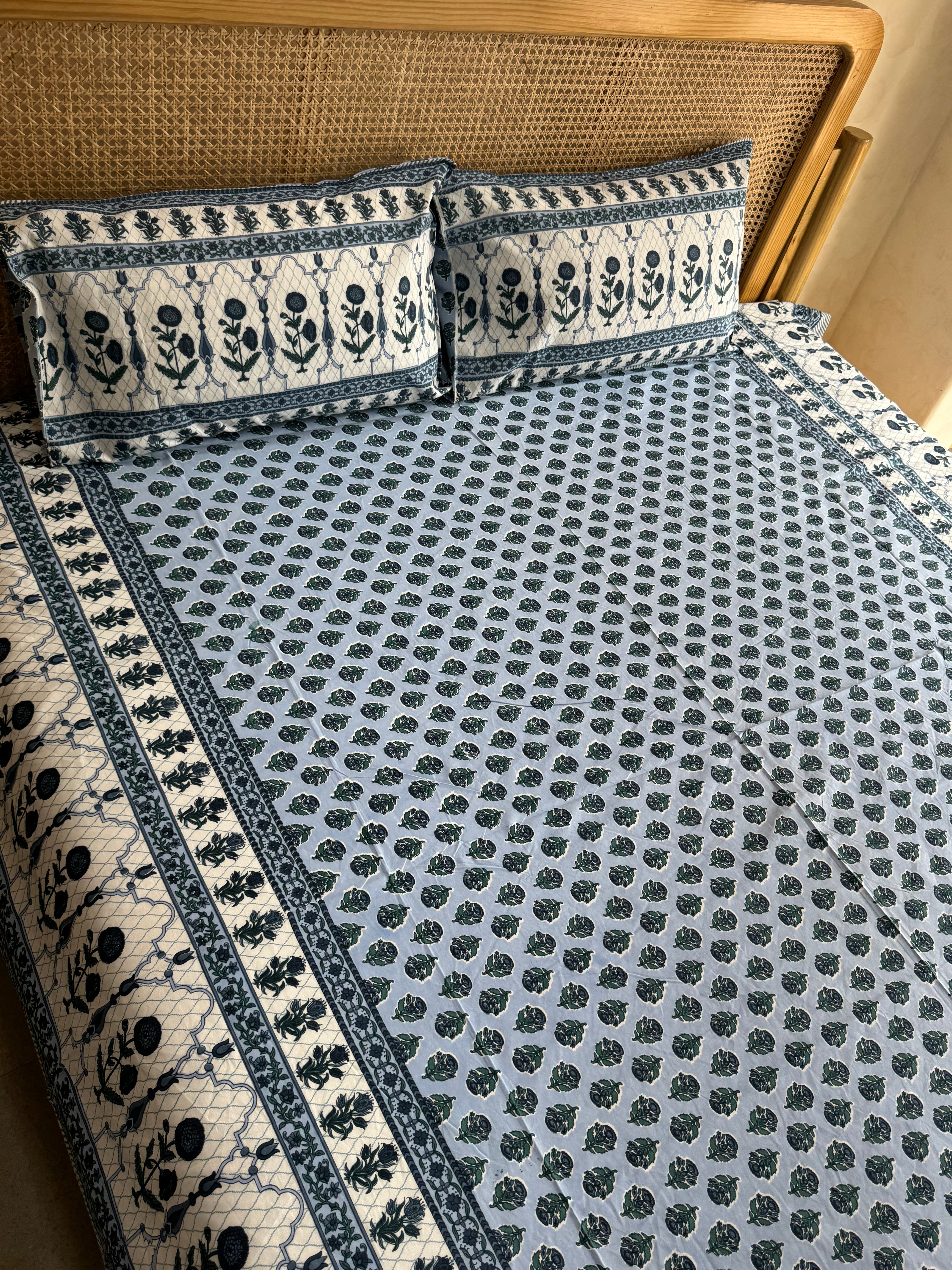 RANGREZ BEDSHEET WITH TWO REVERSIBLE PILLOW COVERS