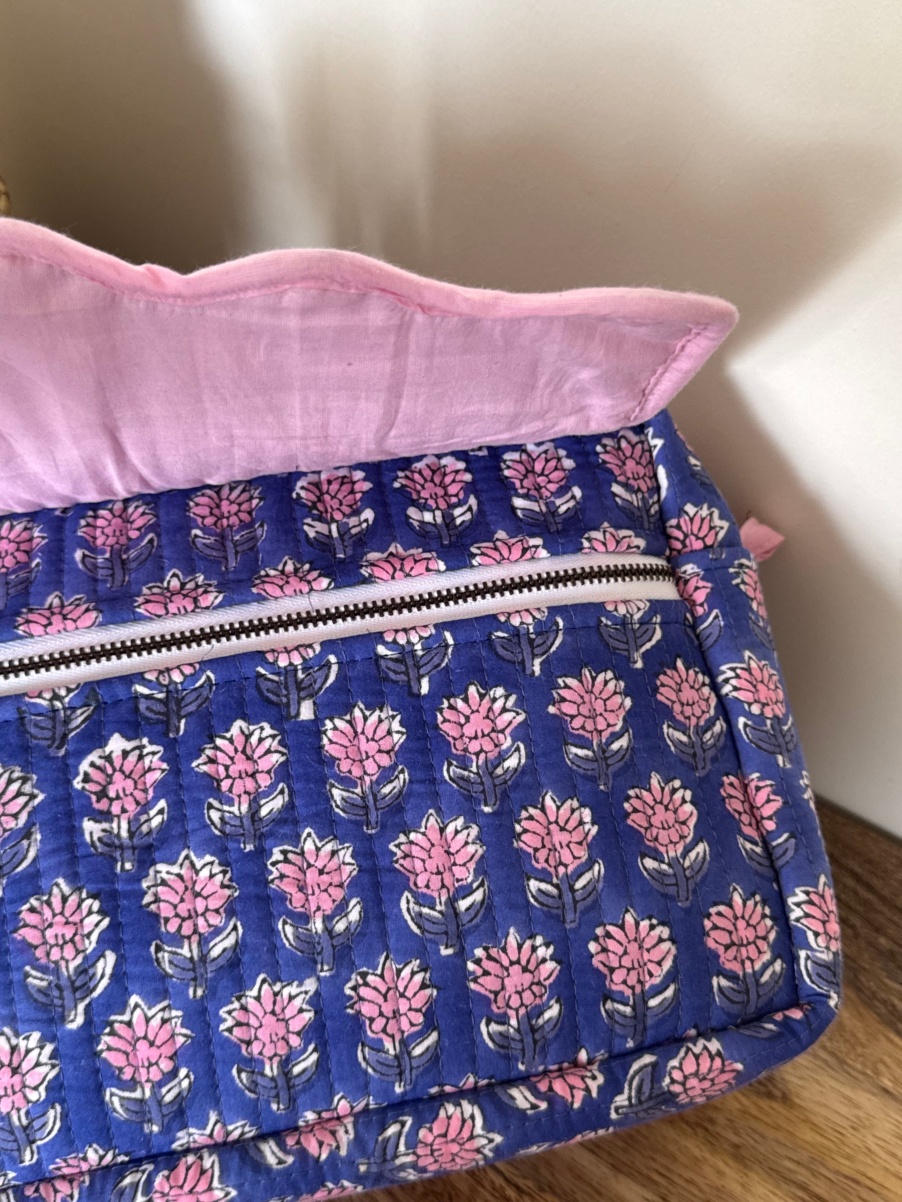 SCALLOP TOILETRY BAG