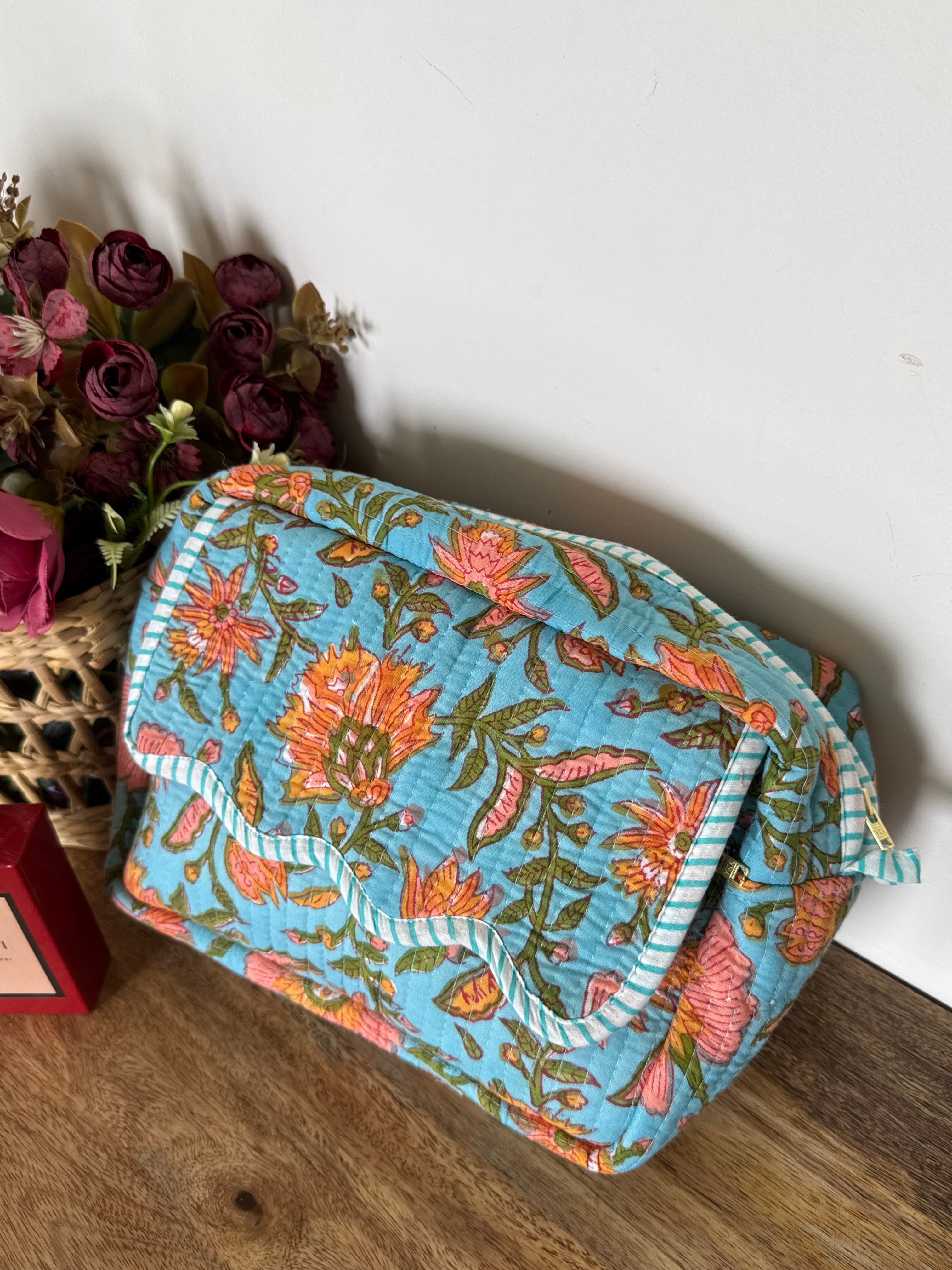 SCALLOP TOILETRY BAG