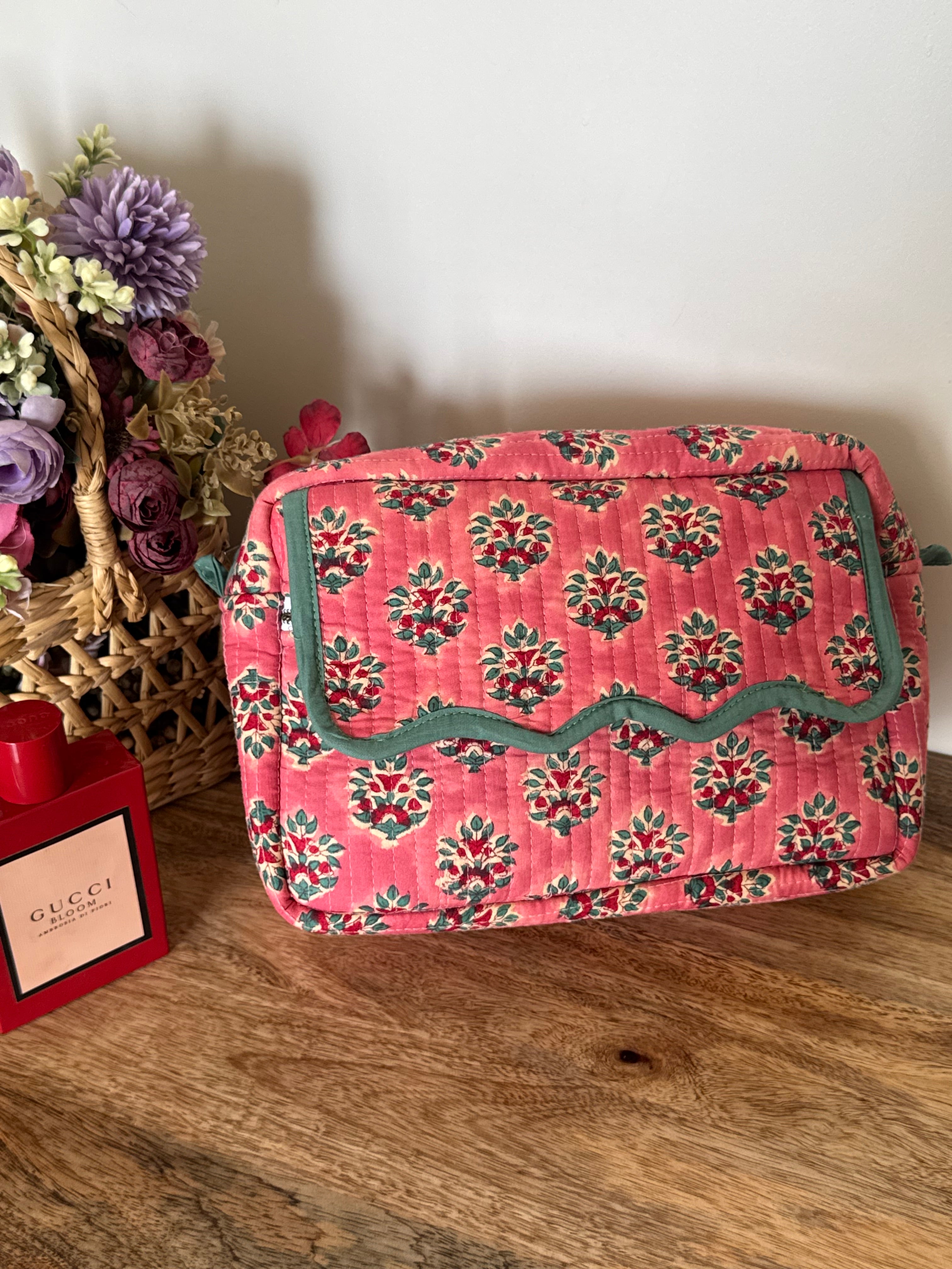 SCALLOP TOILETRY BAG