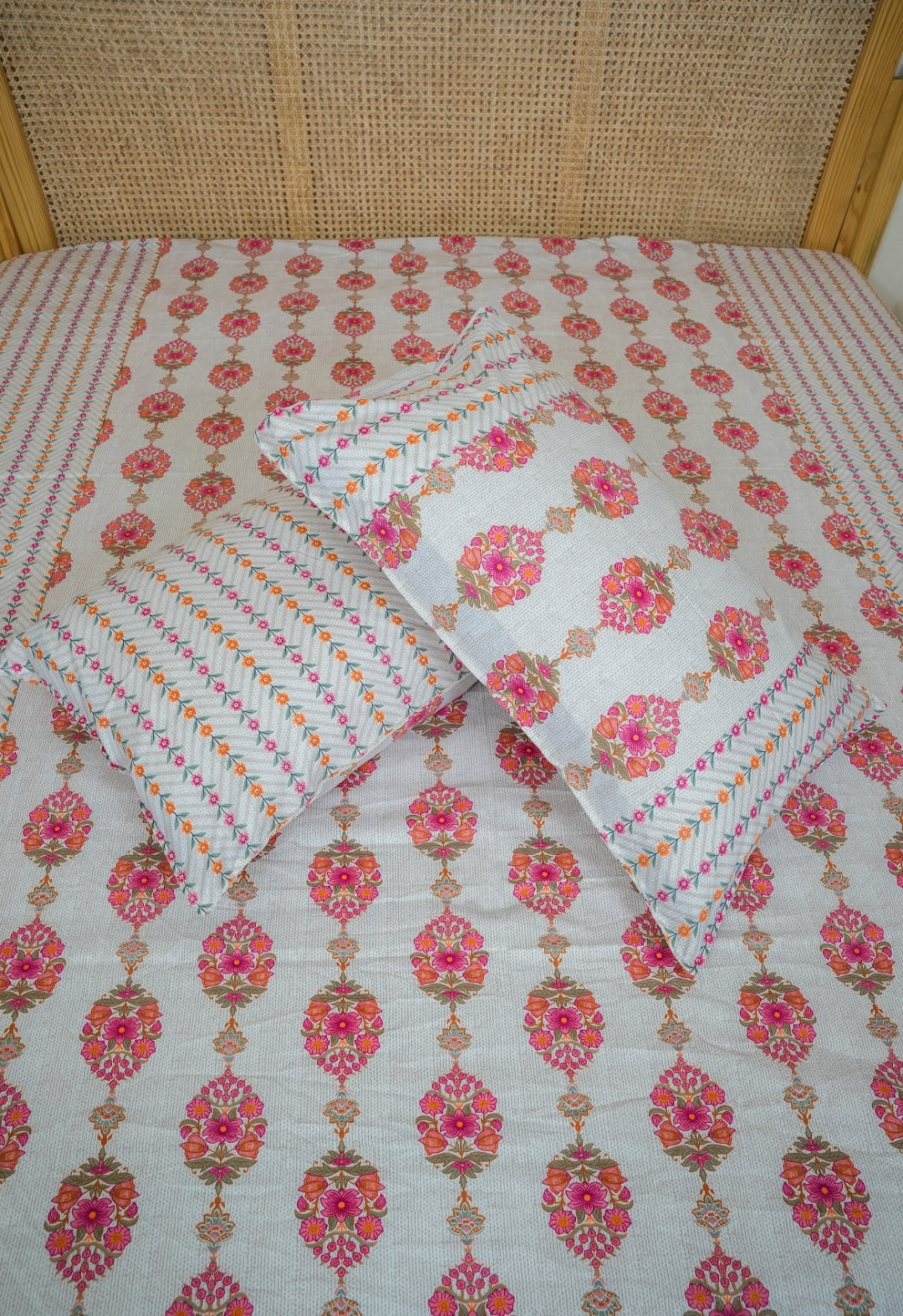 TYOHAAR BEDSHEET WITH TWO PILLOW CASES