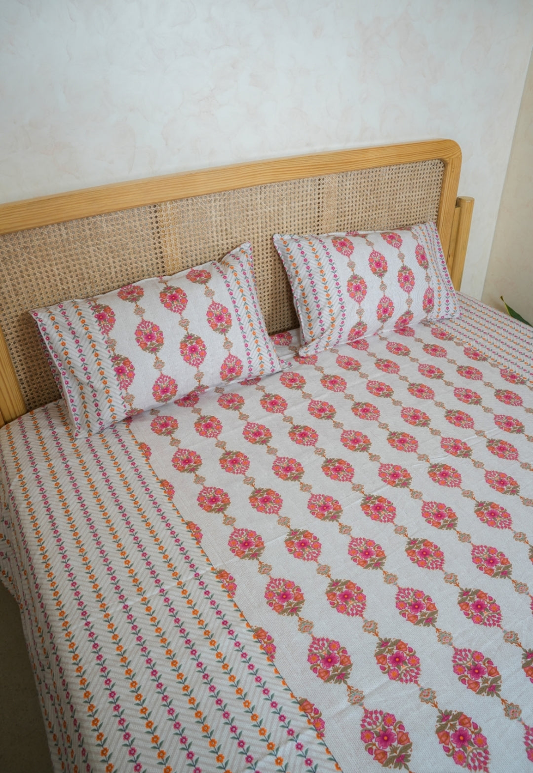 TYOHAAR BEDSHEET WITH TWO PILLOW CASES