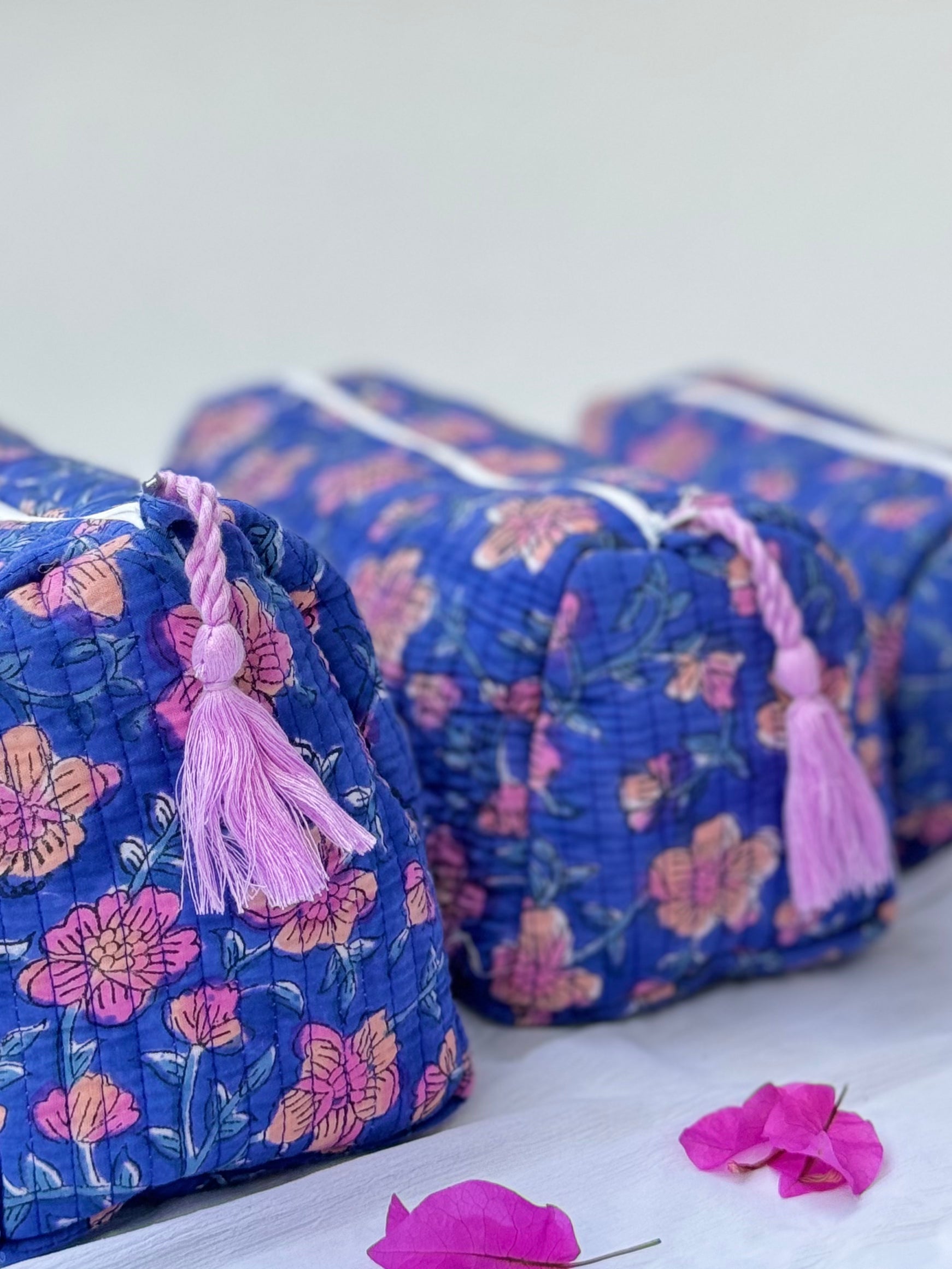 SET OF THREE MULTI PURPOSE TOILETRY BAGS
