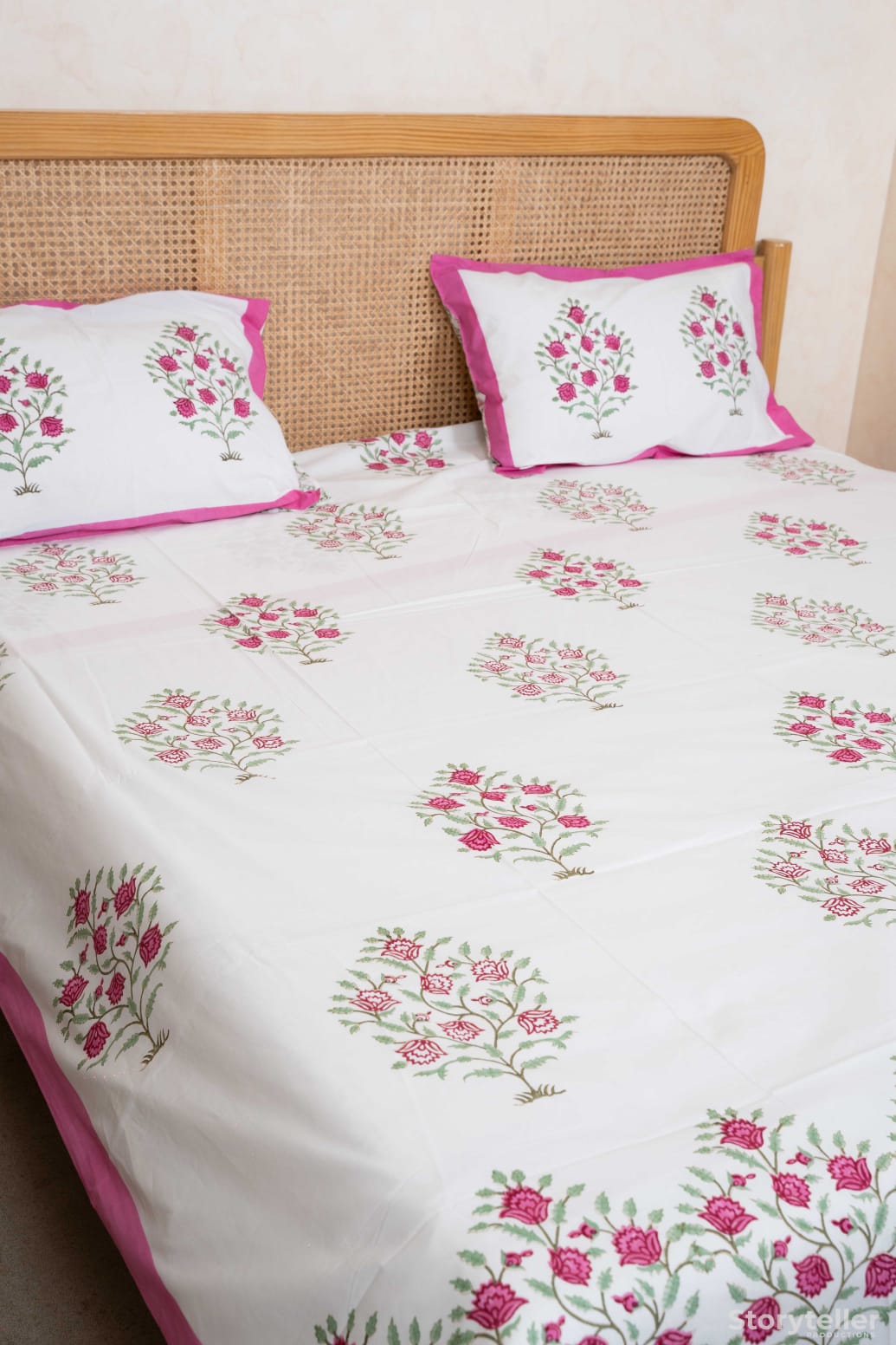 VAANYA HAND BLOCK PRINTED BEDSHEET WITH TWO REVERSIBLE PILLOW COVERS
