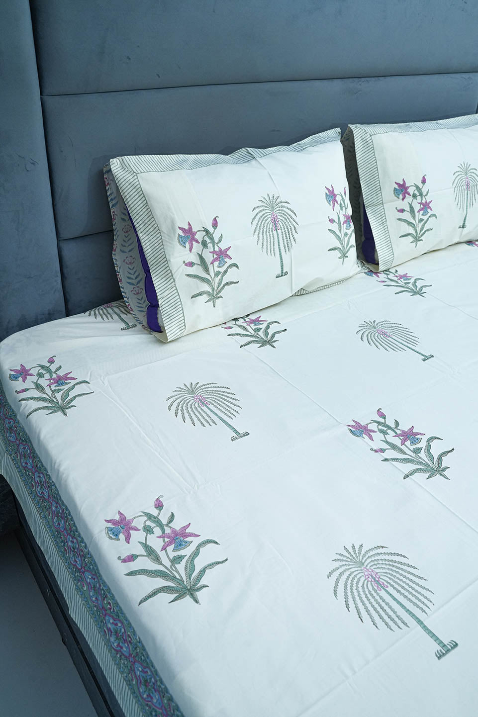 CREME BASE HAND BLOCK PRINTED BEDSHEET WITH TWO REVERSIBLE PILLOW COVERS