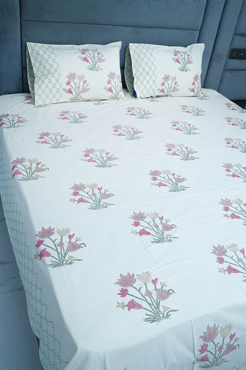 CREME BASE HAND BLOCK PRINTED BEDSHEET WITH TWO REVERSIBLE PILLOW COVERS