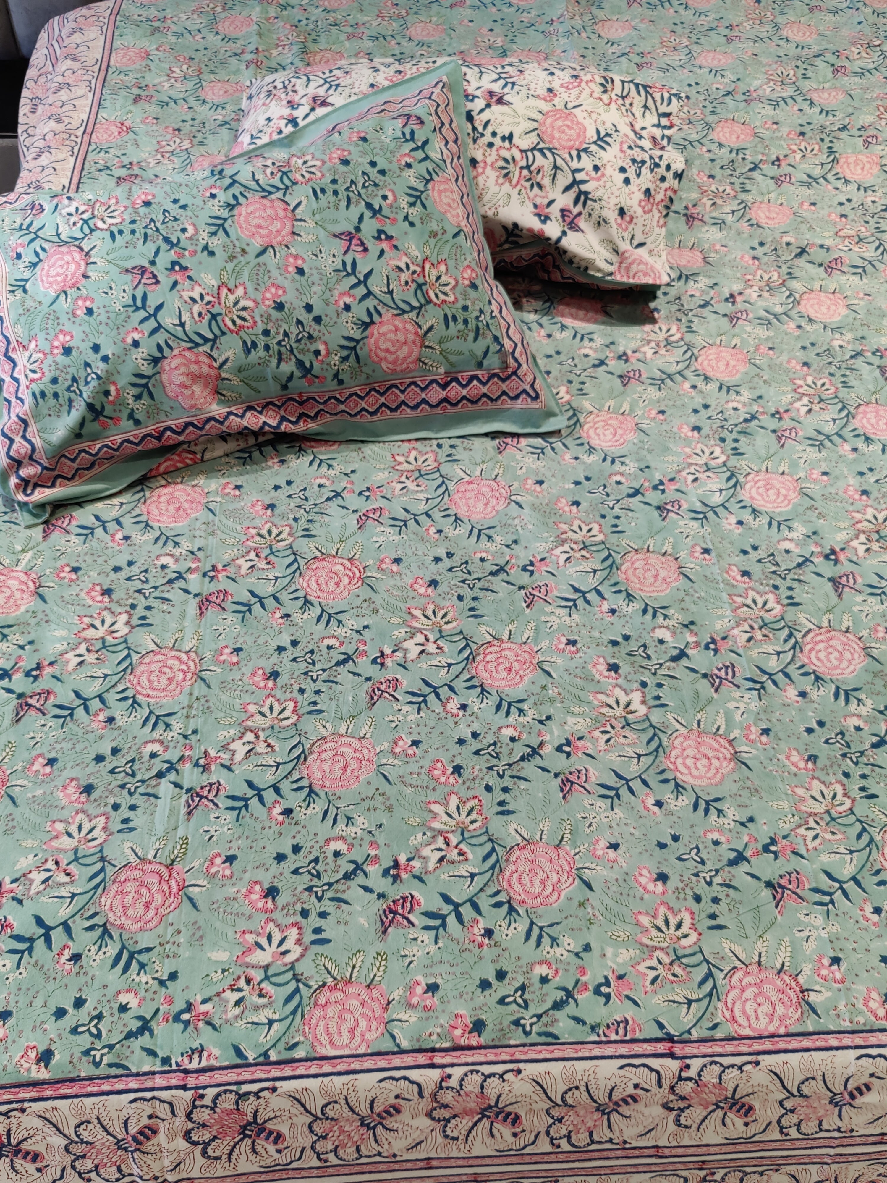 FESTIVE HANDBLOCK PRINTED BEDSHEET WITH 2 REVERSIBLE PILLOW COVERS