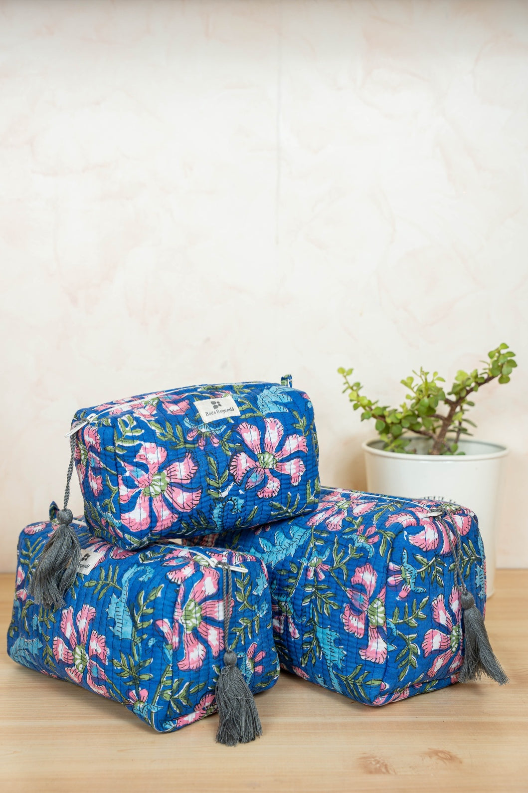 SET OF THREE MULTI PURPOSE TOILETRY BAGS
