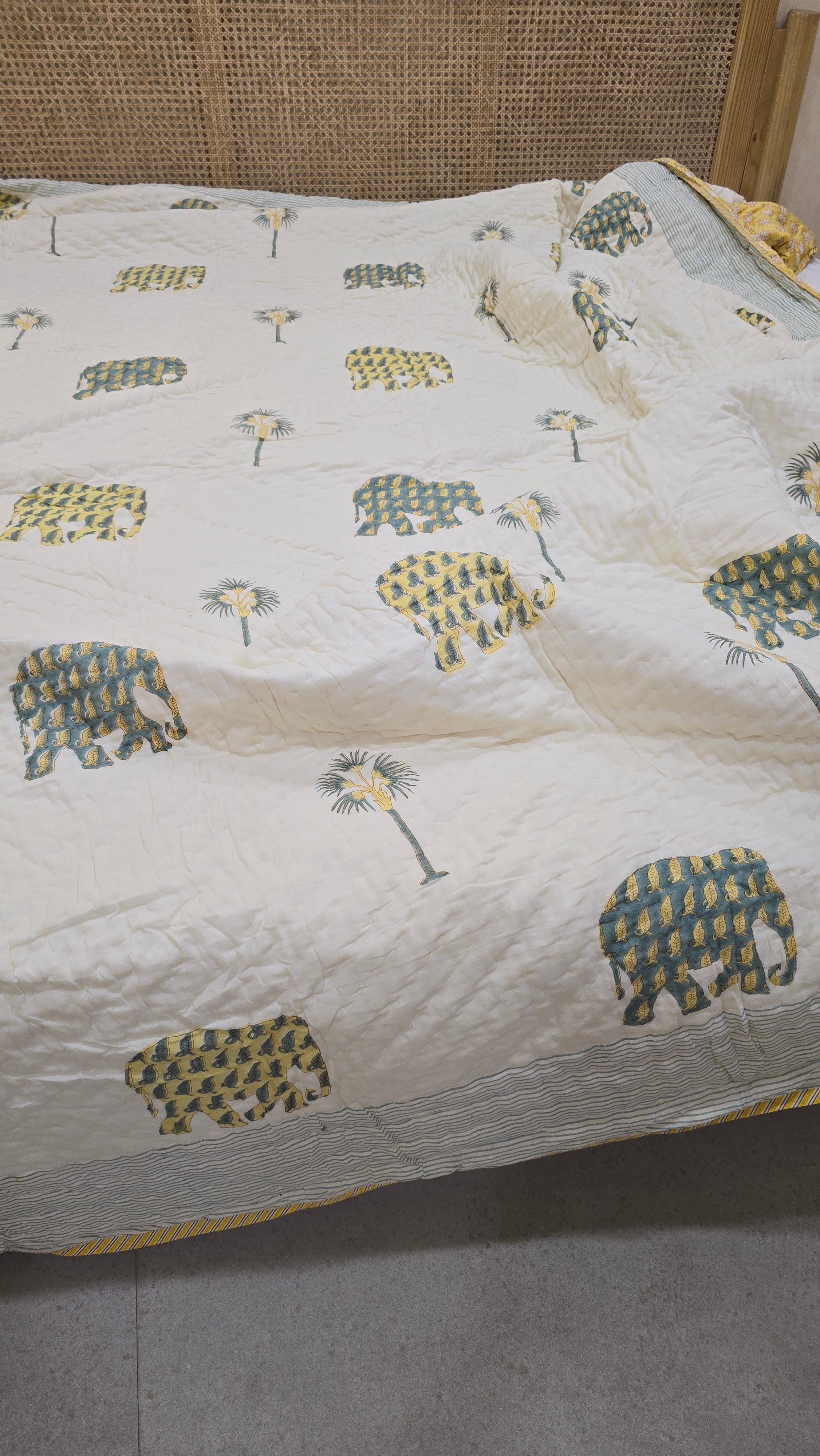YELLOW ELEPHANT HAND BLOCK PRINTED REVERSIBLE MULMUL DOUBLE BED QUILT