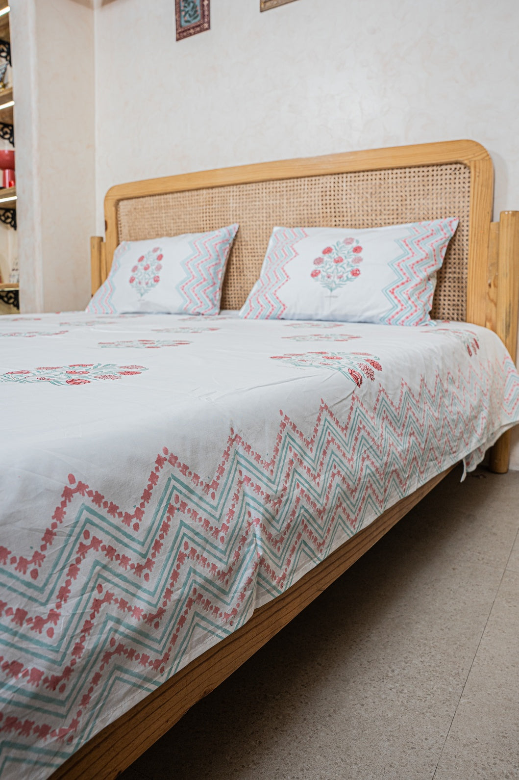 SURYA HANDBLOCK PRINTED BEDSHEET WITH TWO REVERSIBLE PILLOW COVERS
