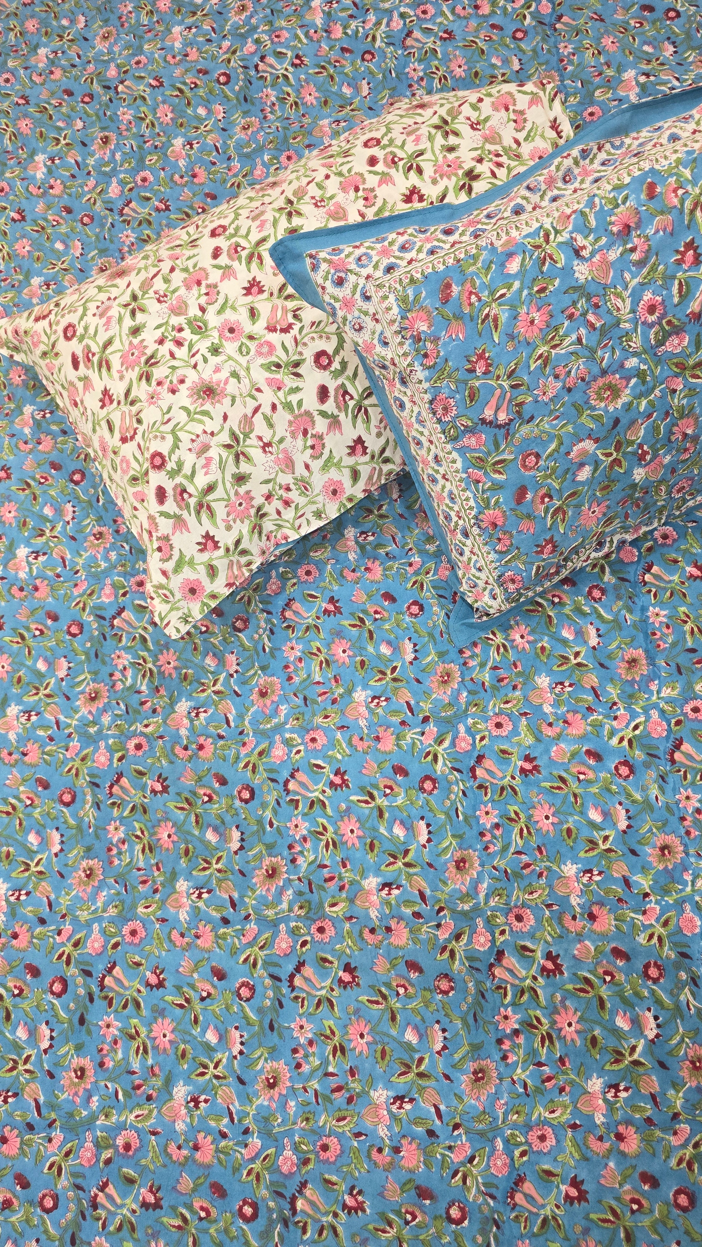 FESTIVE HANDBLOCK PRINTED BEDSHEET WITH 2 REVERSIBLE PILLOW COVERS
