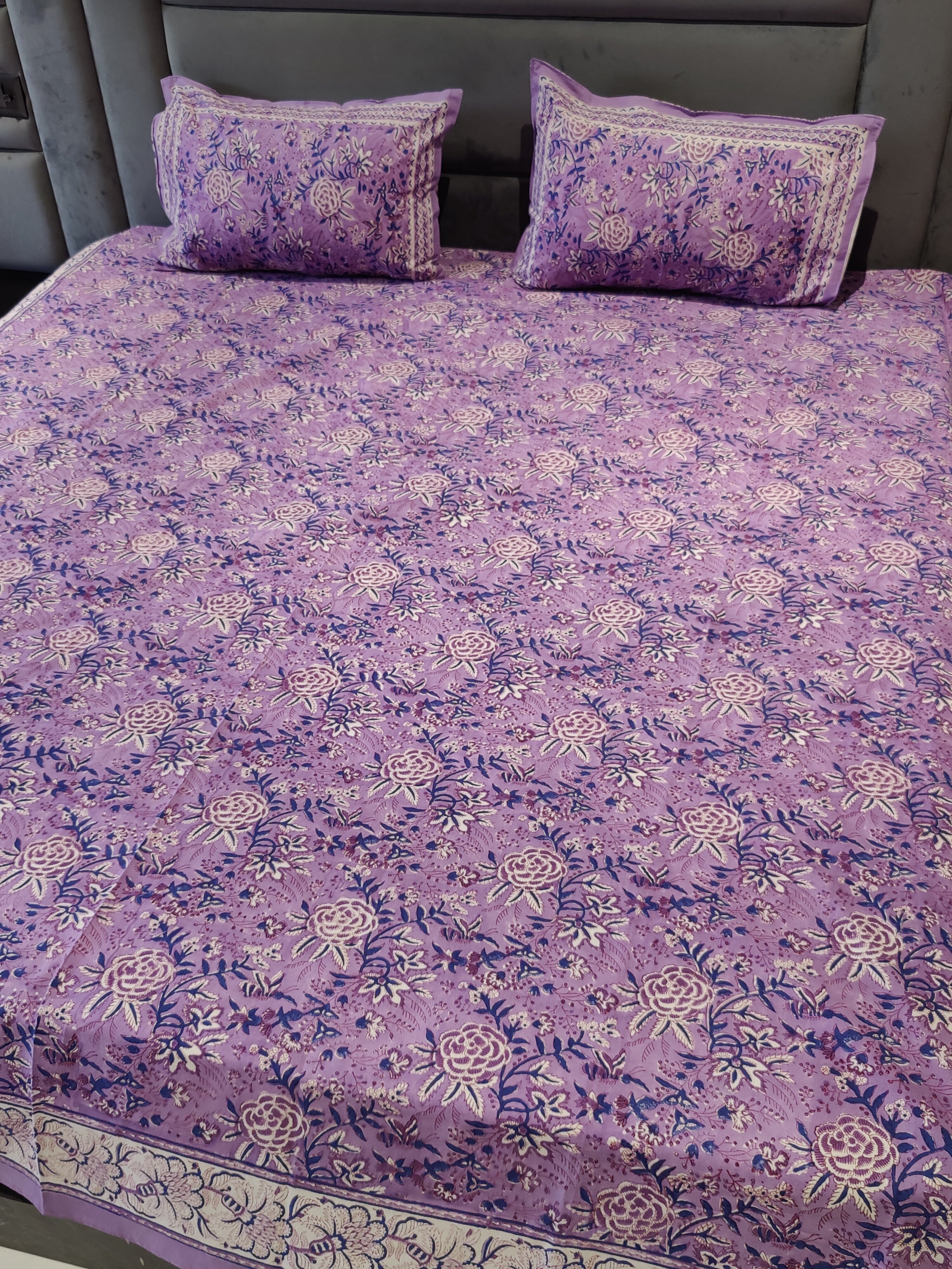 FESTIVE HANDBLOCK PRINTED BEDSHEET WITH 2 REVERSIBLE PILLOW COVERS