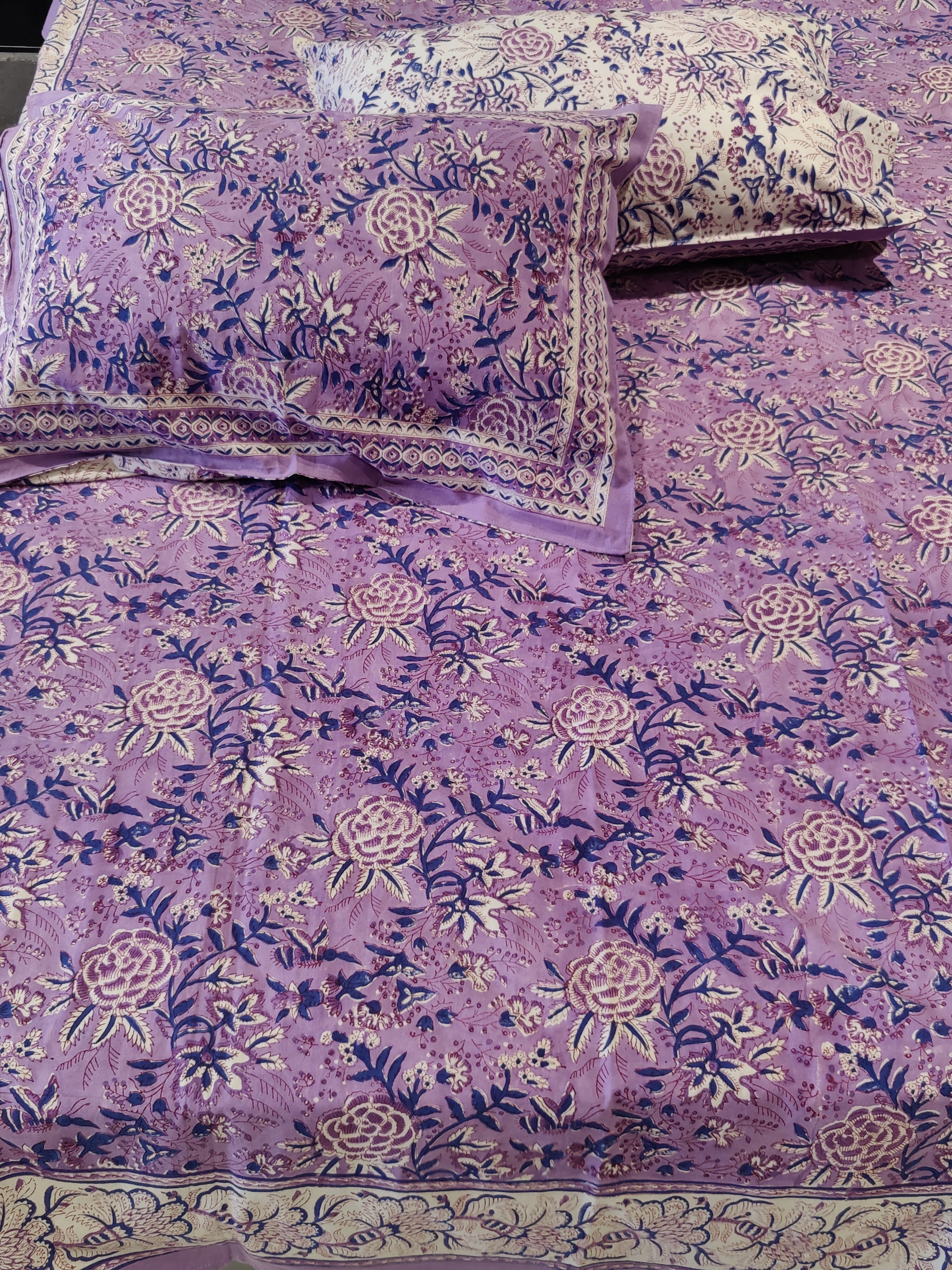 FESTIVE HANDBLOCK PRINTED BEDSHEET WITH 2 REVERSIBLE PILLOW COVERS