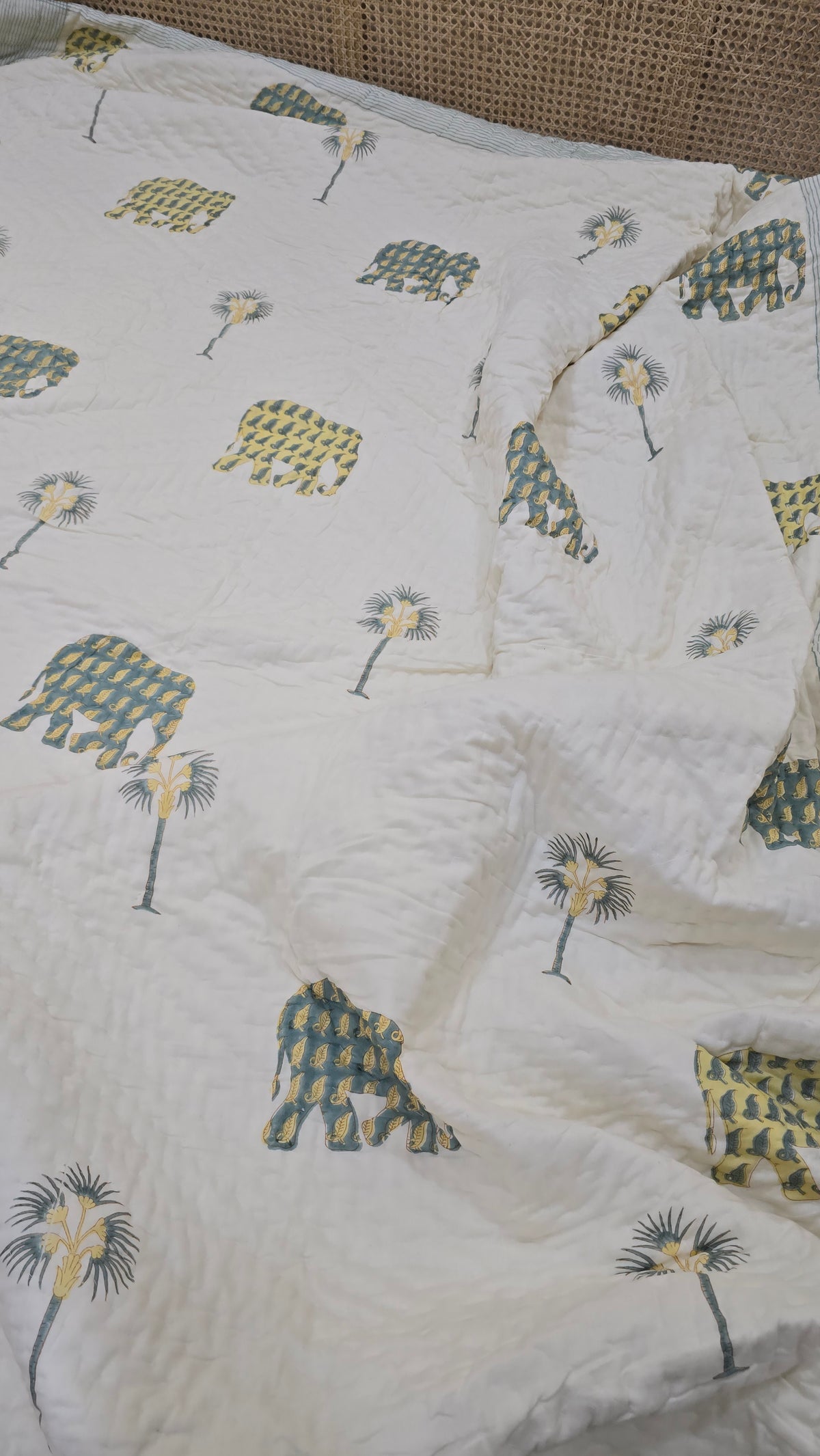 YELLOW ELEPHANT HAND BLOCK PRINTED REVERSIBLE MULMUL DOUBLE BED QUILT