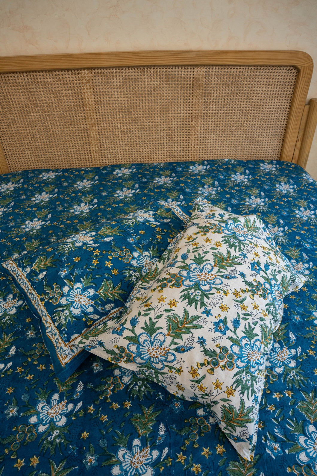 FESTIVE HANDBLOCK PRINTED BEDSHEET WITH 2 REVERSIBLE PILLOW COVERS