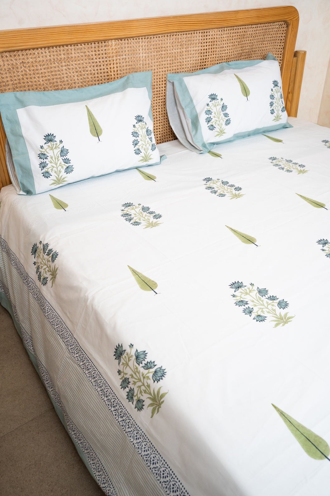 HAND BLOCK PRINTED BEDSHEET WITH TWO REVERSIBLE PILLOW COVERS