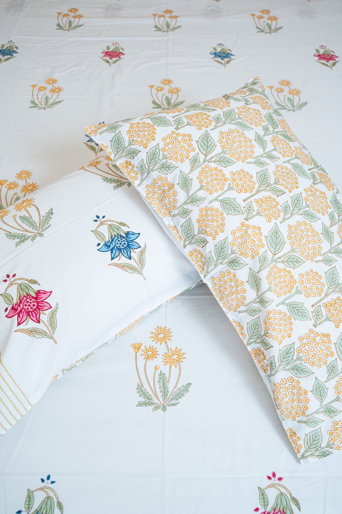 HANDBLOCK PRINTED BEDSHEET WITH TWO REVERSIBLE PILLOW COVERS