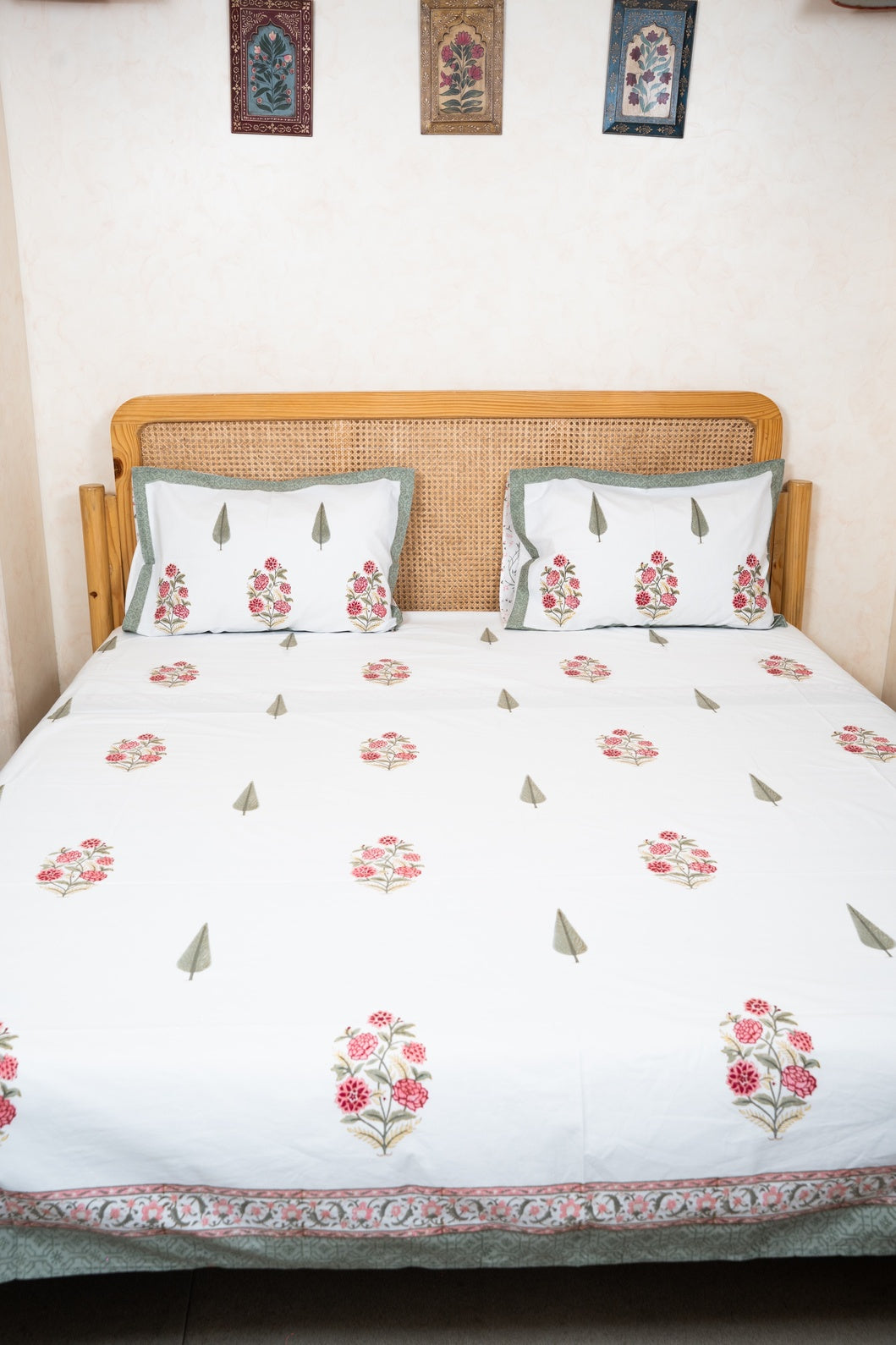 HAND BLOCK PRINTED BEDSHEET WITH TWO REVERSIBLE PILLOW COVERS