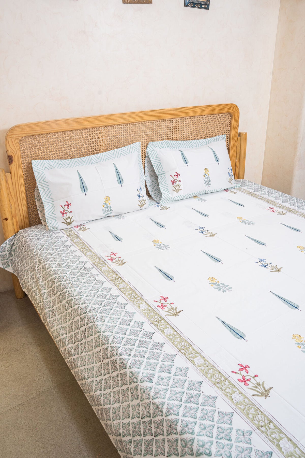 HANDBLOCK PRINTED BEDSHEET WITH TWO REVERSIBLE PILLOW COVERS