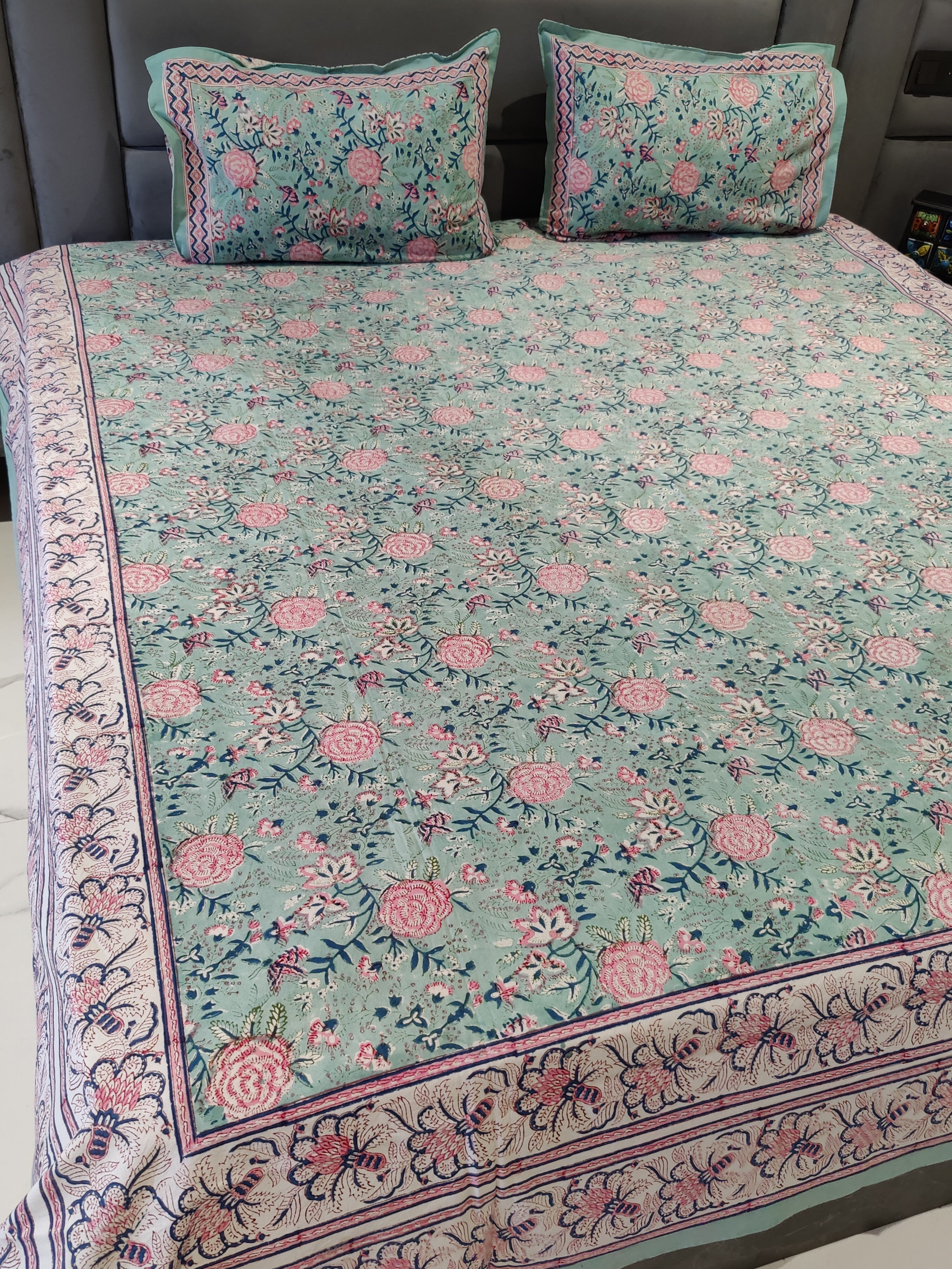 FESTIVE HANDBLOCK PRINTED BEDSHEET WITH 2 REVERSIBLE PILLOW COVERS
