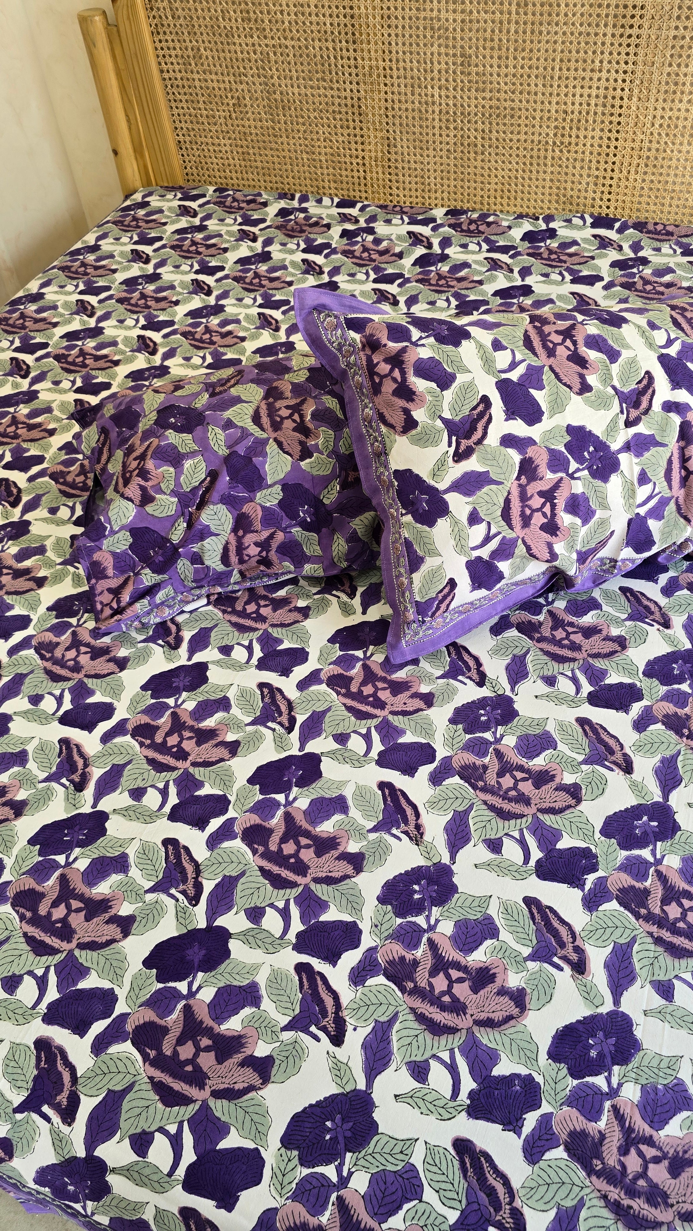 FESTIVE HANDBLOCK PRINTED BEDSHEET WITH 2 REVERSIBLE PILLOW COVERS