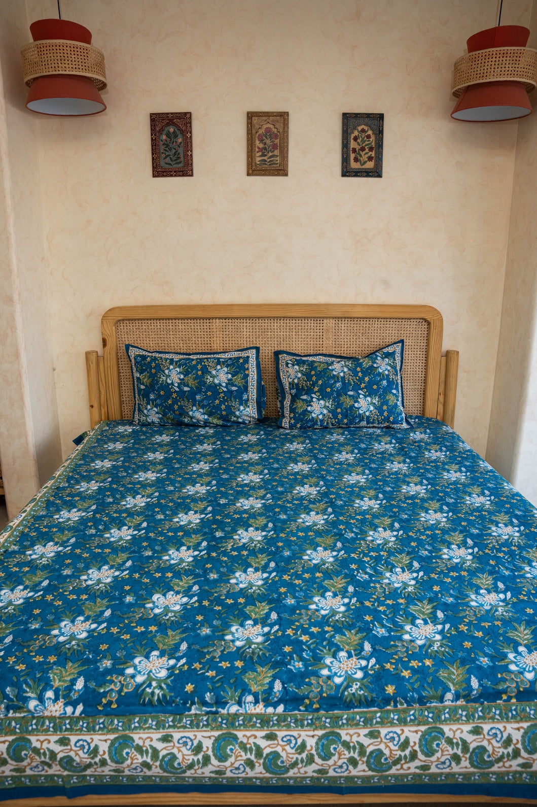 FESTIVE HANDBLOCK PRINTED BEDSHEET WITH 2 REVERSIBLE PILLOW COVERS
