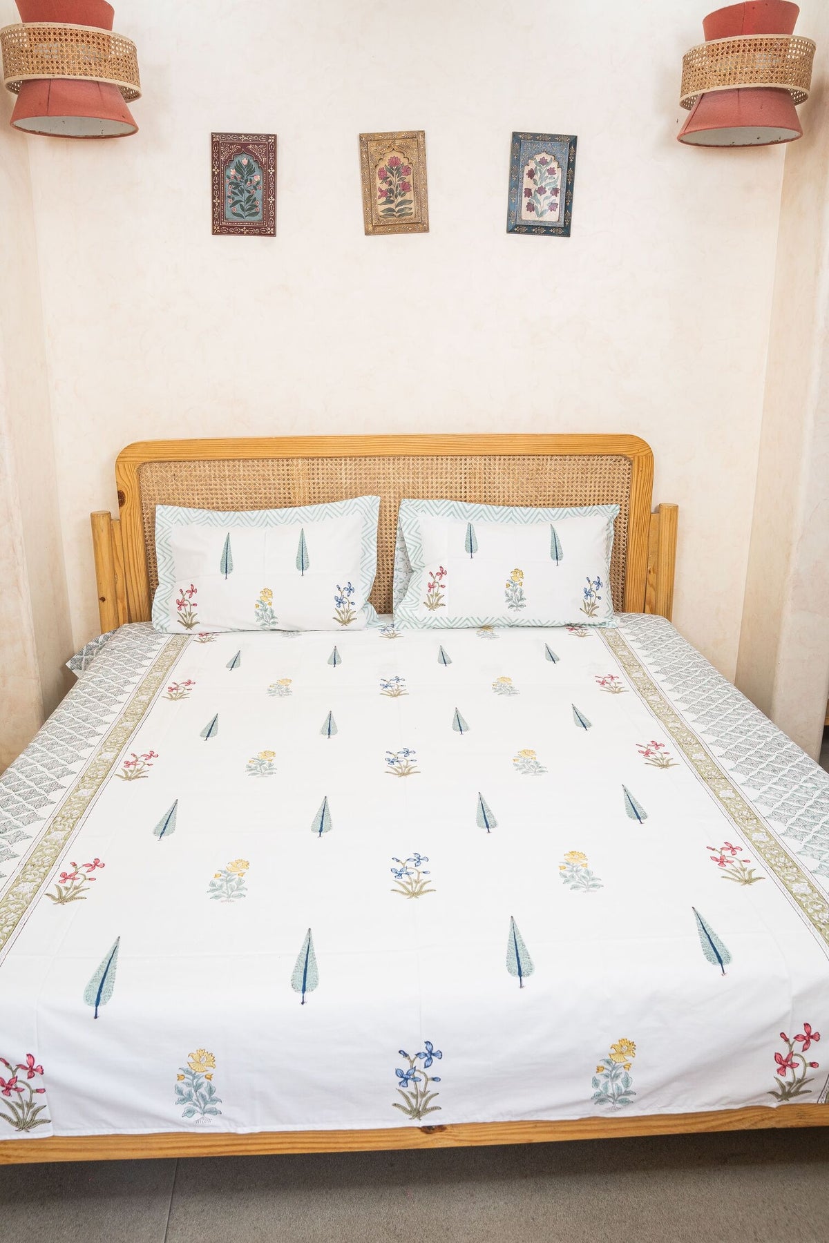 HANDBLOCK PRINTED BEDSHEET WITH TWO REVERSIBLE PILLOW COVERS
