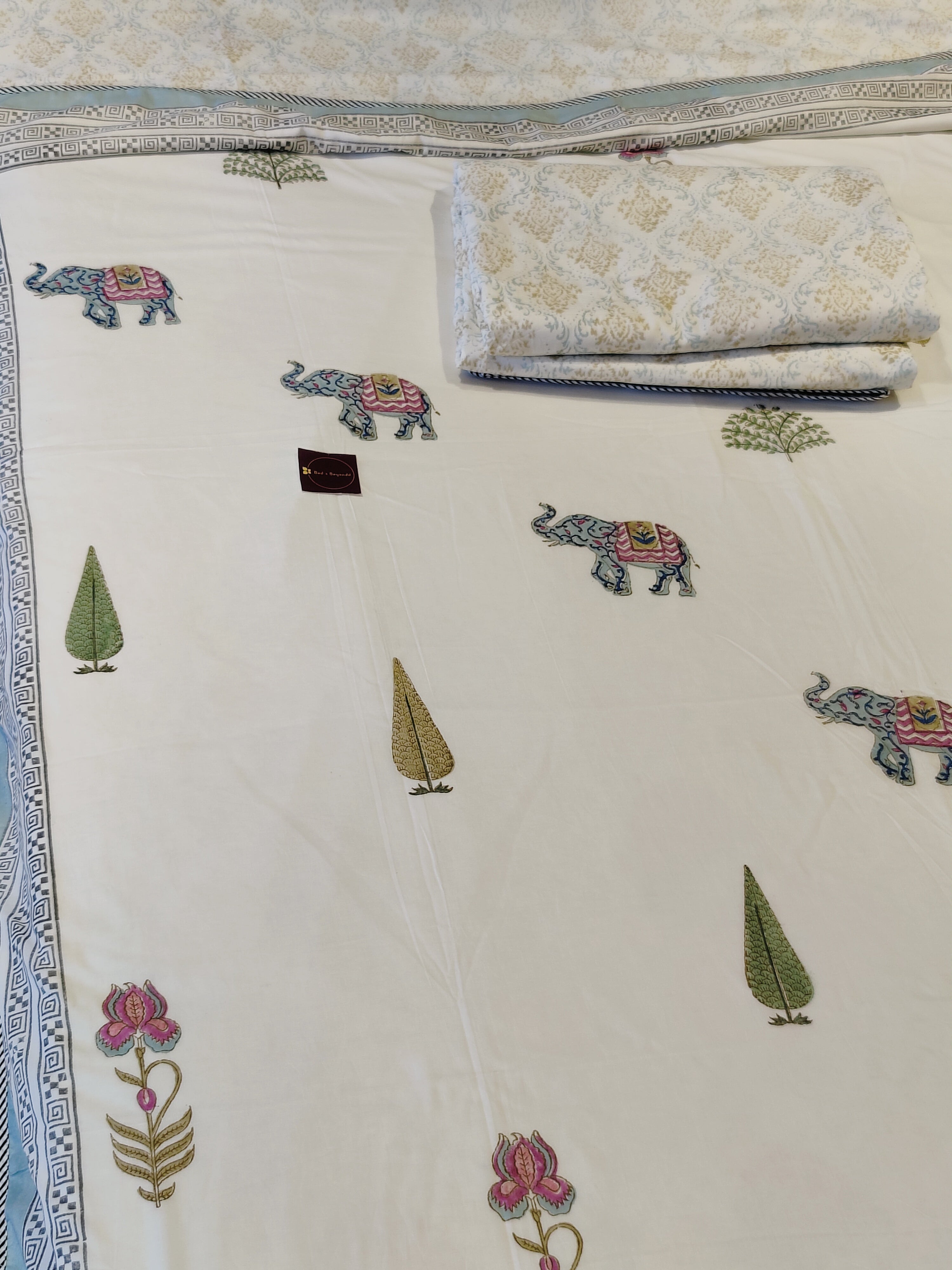 WALKING ELEPHANT HANDBLOCK PRINTED REVERSIBLE MULMUL DOHAR