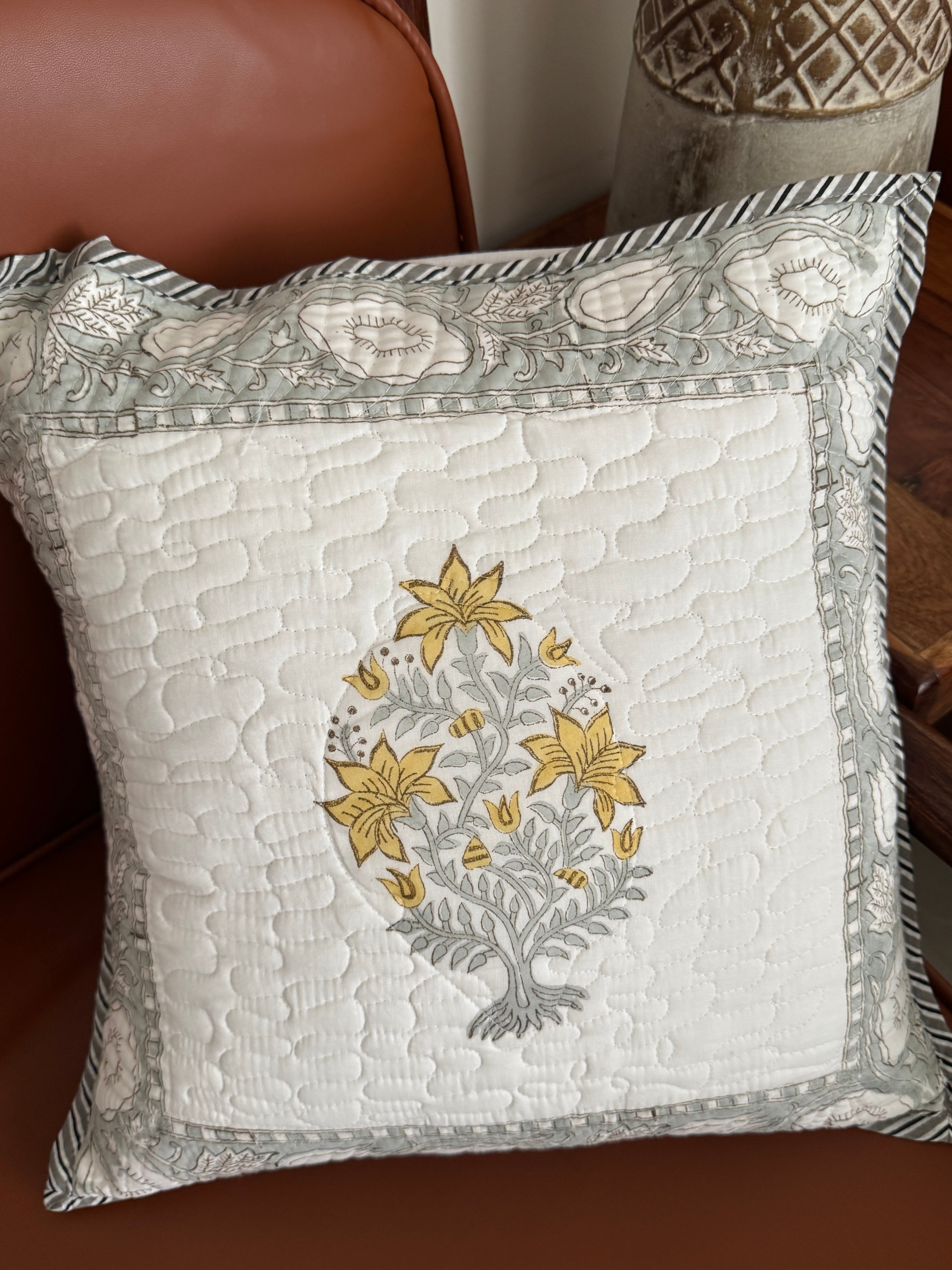 A PAIR OF QUILTED HANDBLOCK PRINTED 16*16 INCHES CUSHION