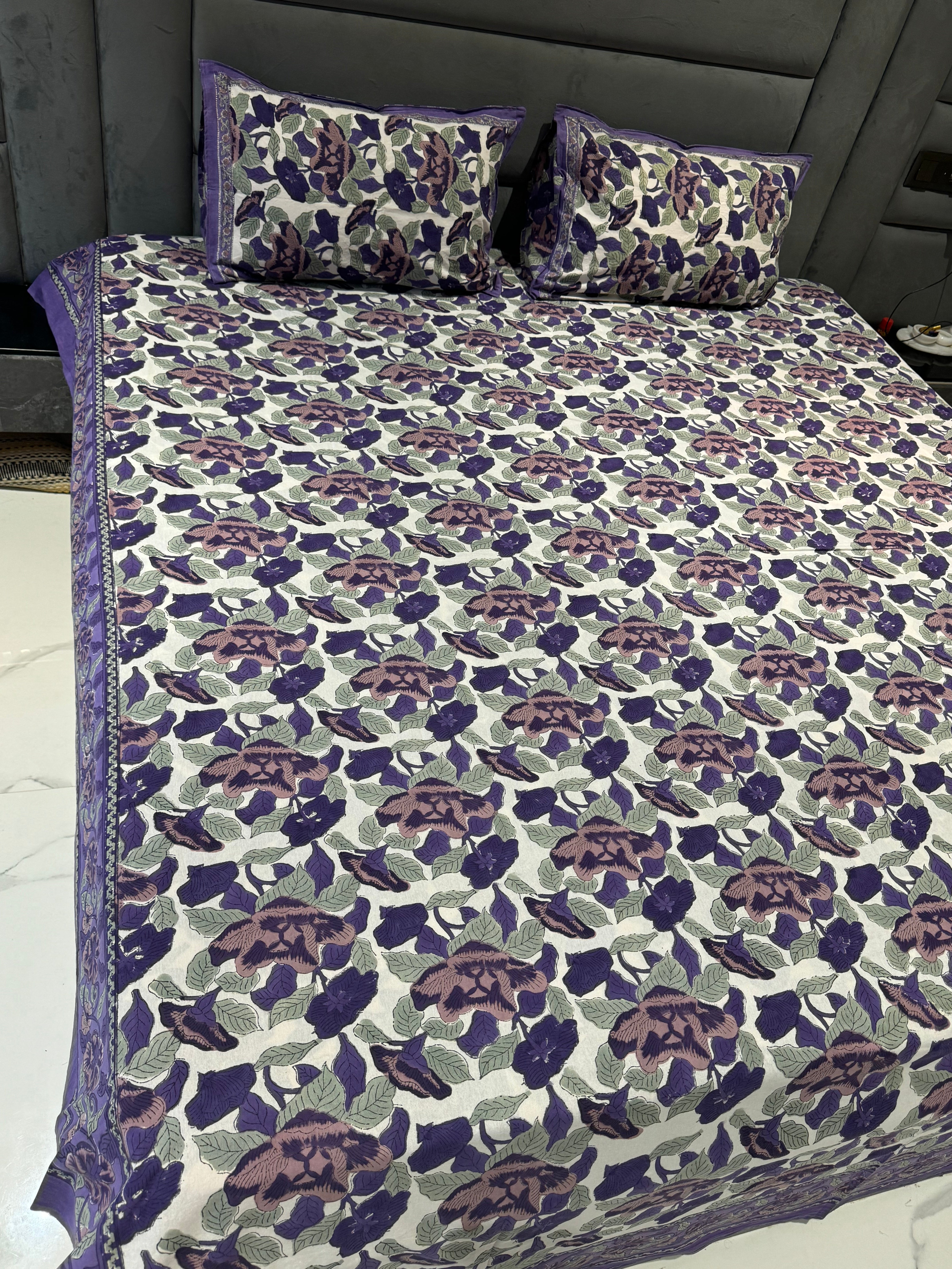 FESTIVE HANDBLOCK PRINTED BEDSHEET WITH 2 REVERSIBLE PILLOW COVERSo