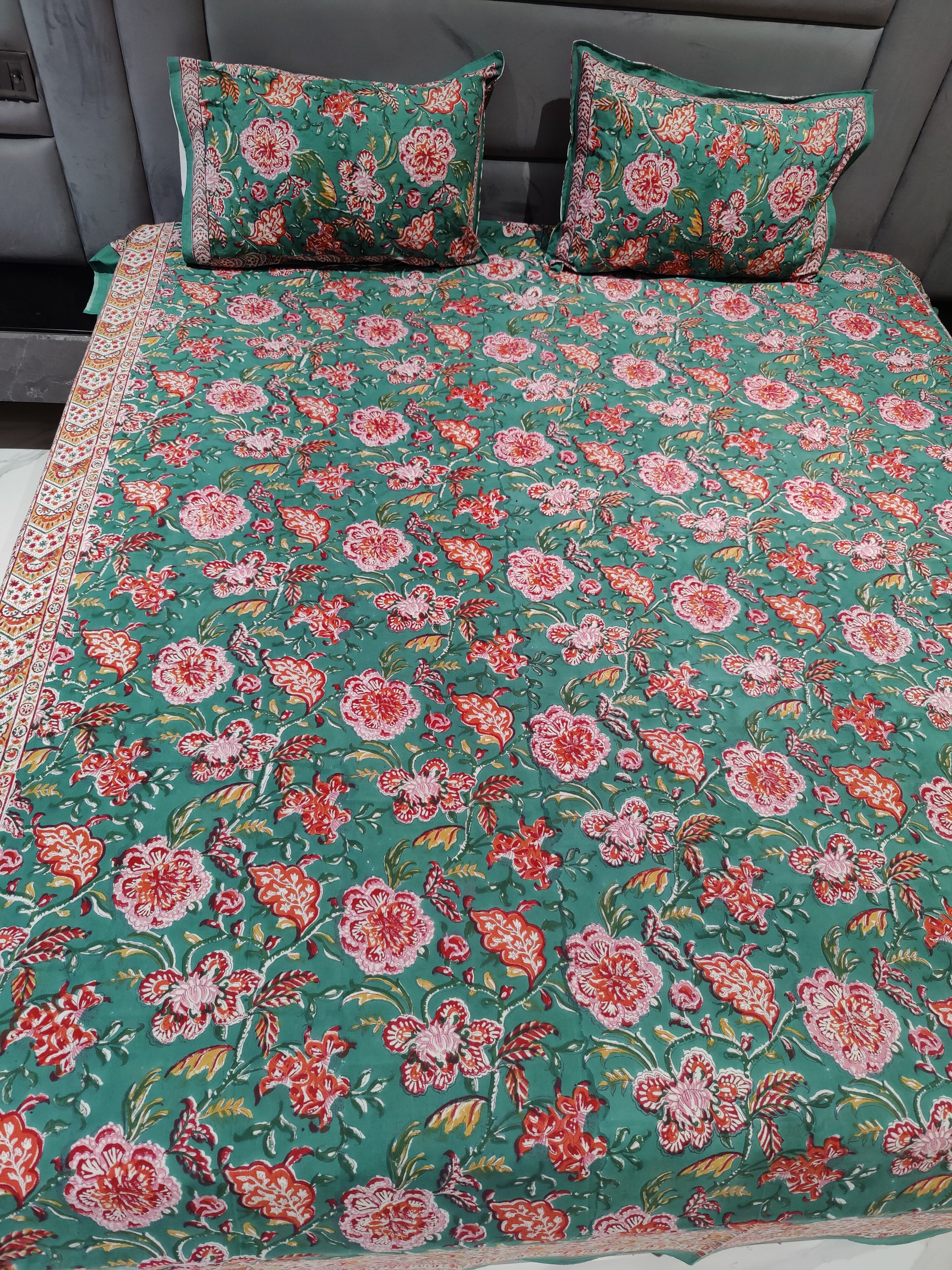 FESTIVE HANDBLOCK PRINTED BEDSHEET WITH 2 REVERSIBLE PILLOW COVERSo