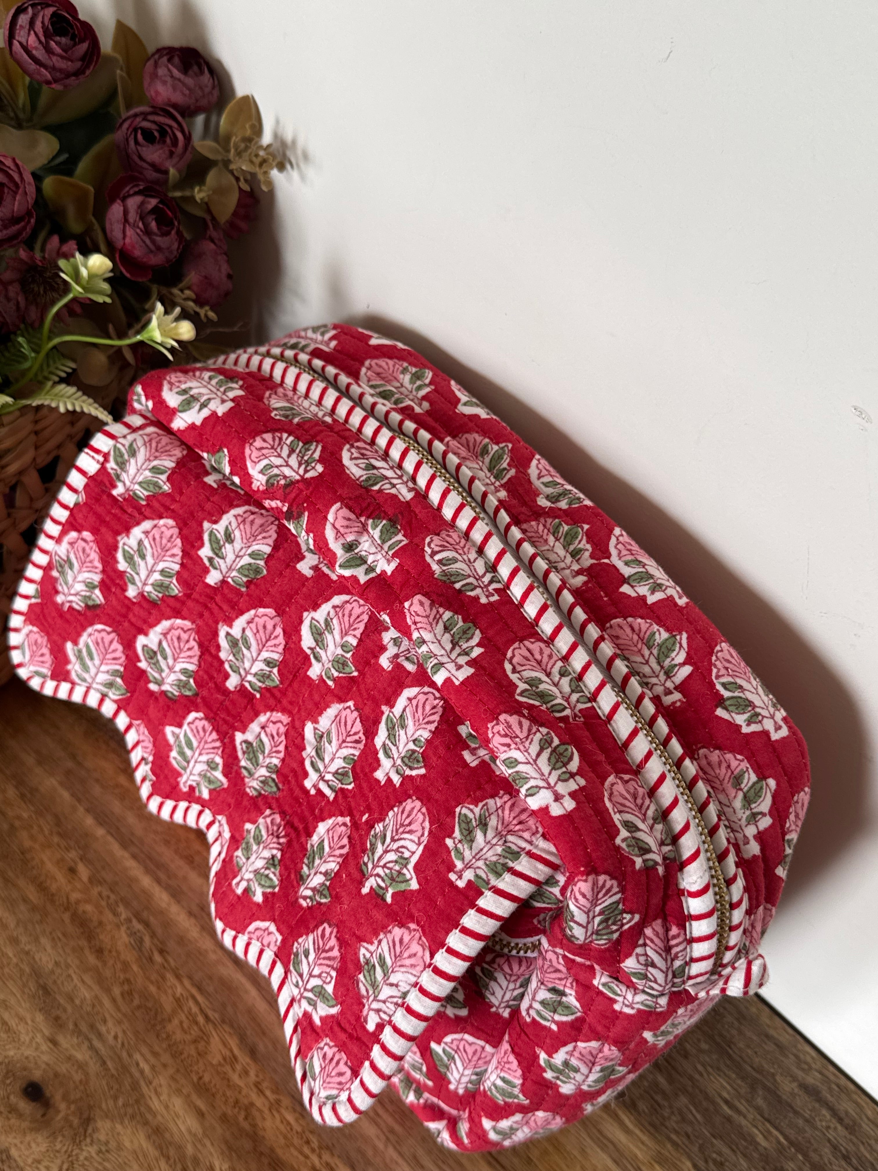 SCALLOP TOILETRY BAG