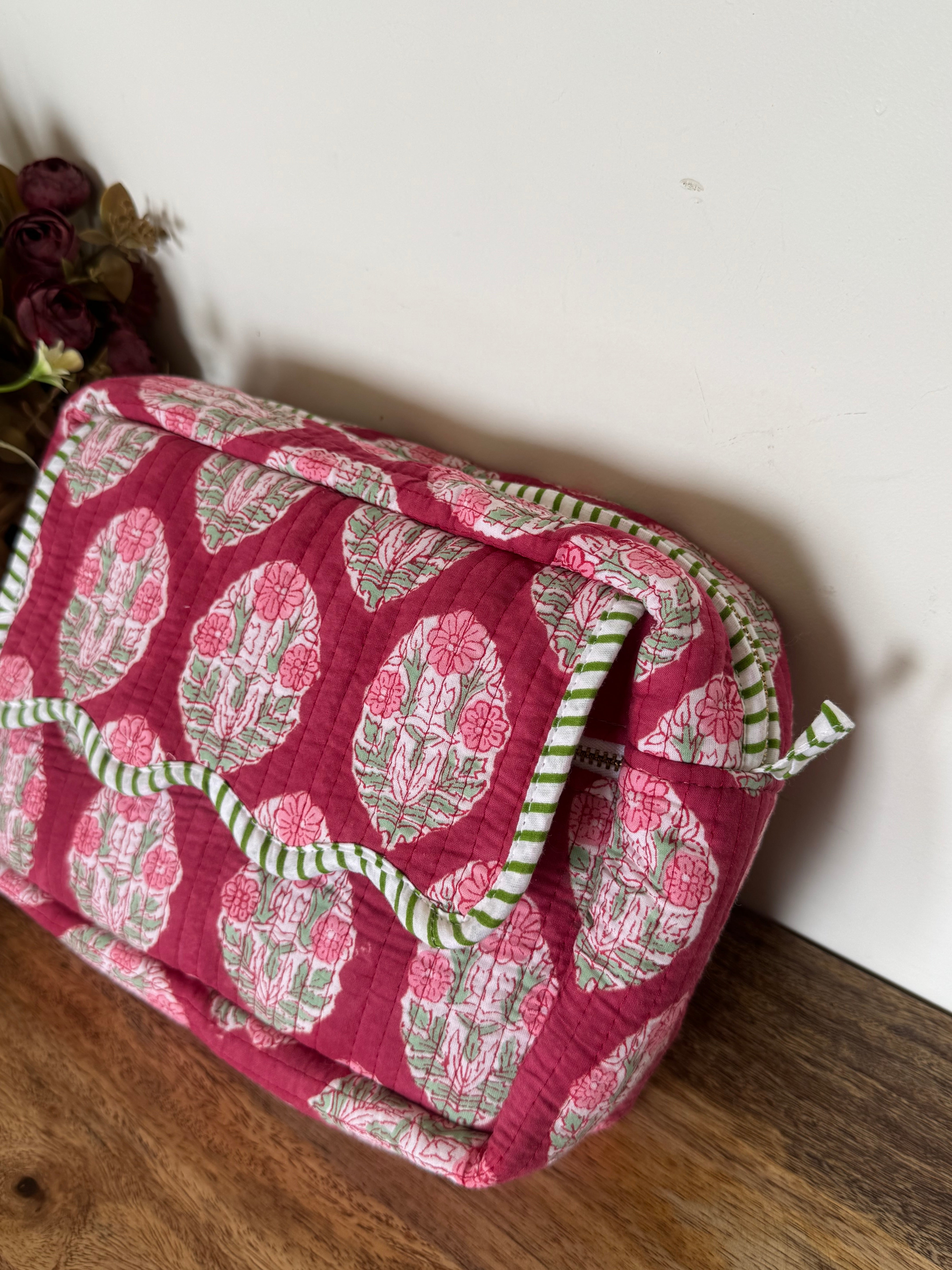 SCALLOP TOILETRY BAG