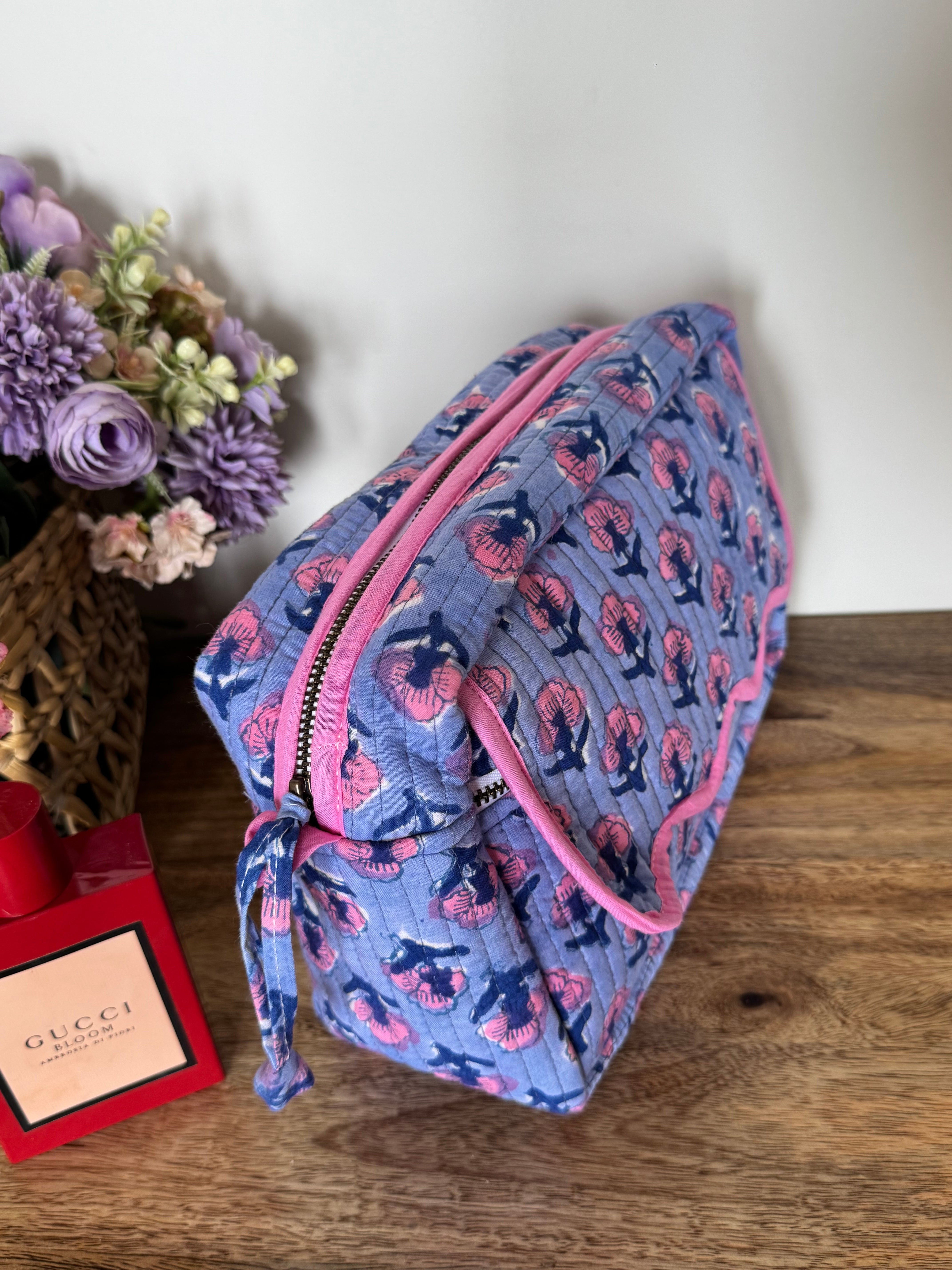 SCALLOP TOILETRY BAG