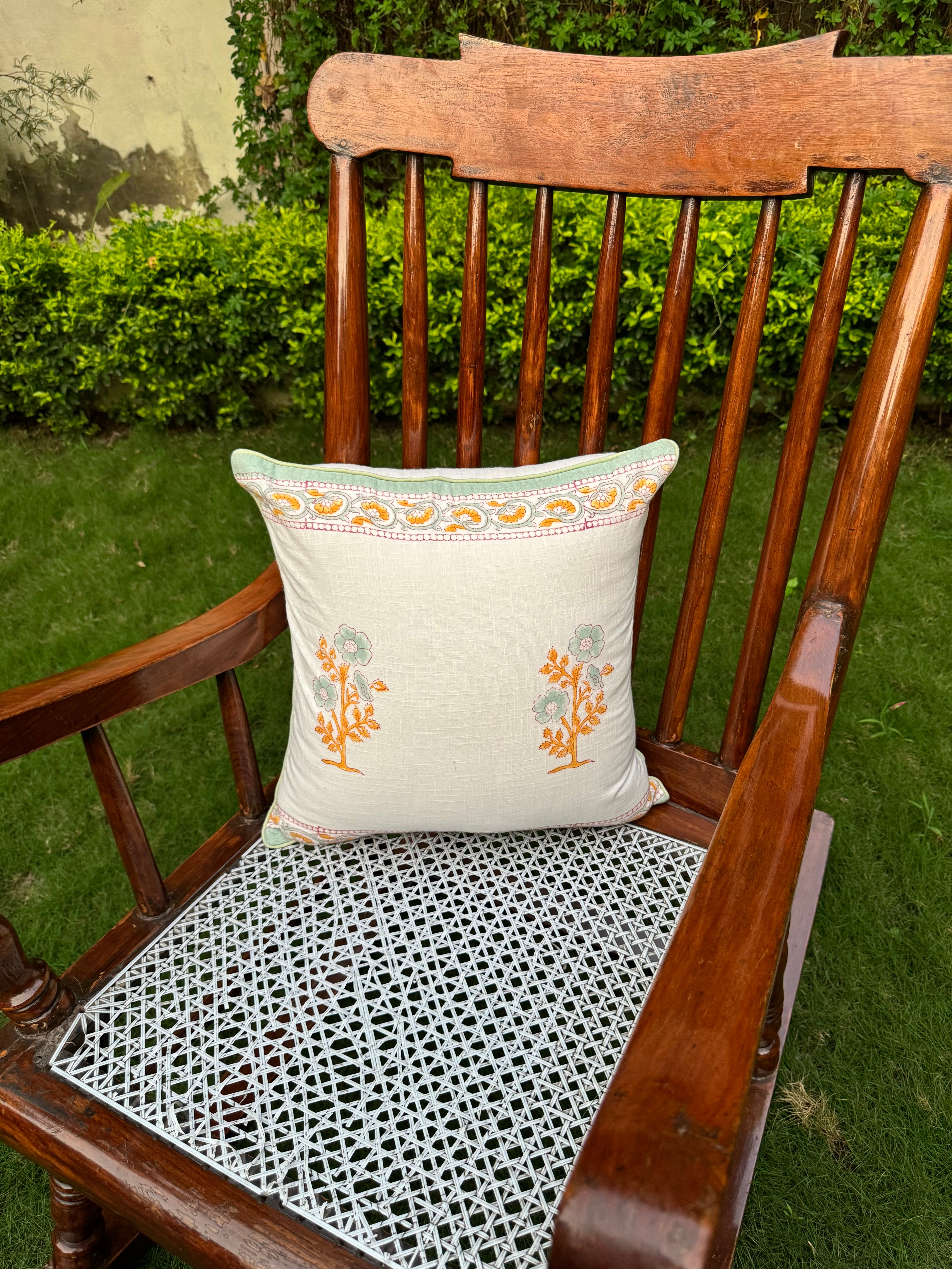 A PAIR OF HANDBLOCK PRINTED 16*16 INCHES CUSHION COVER