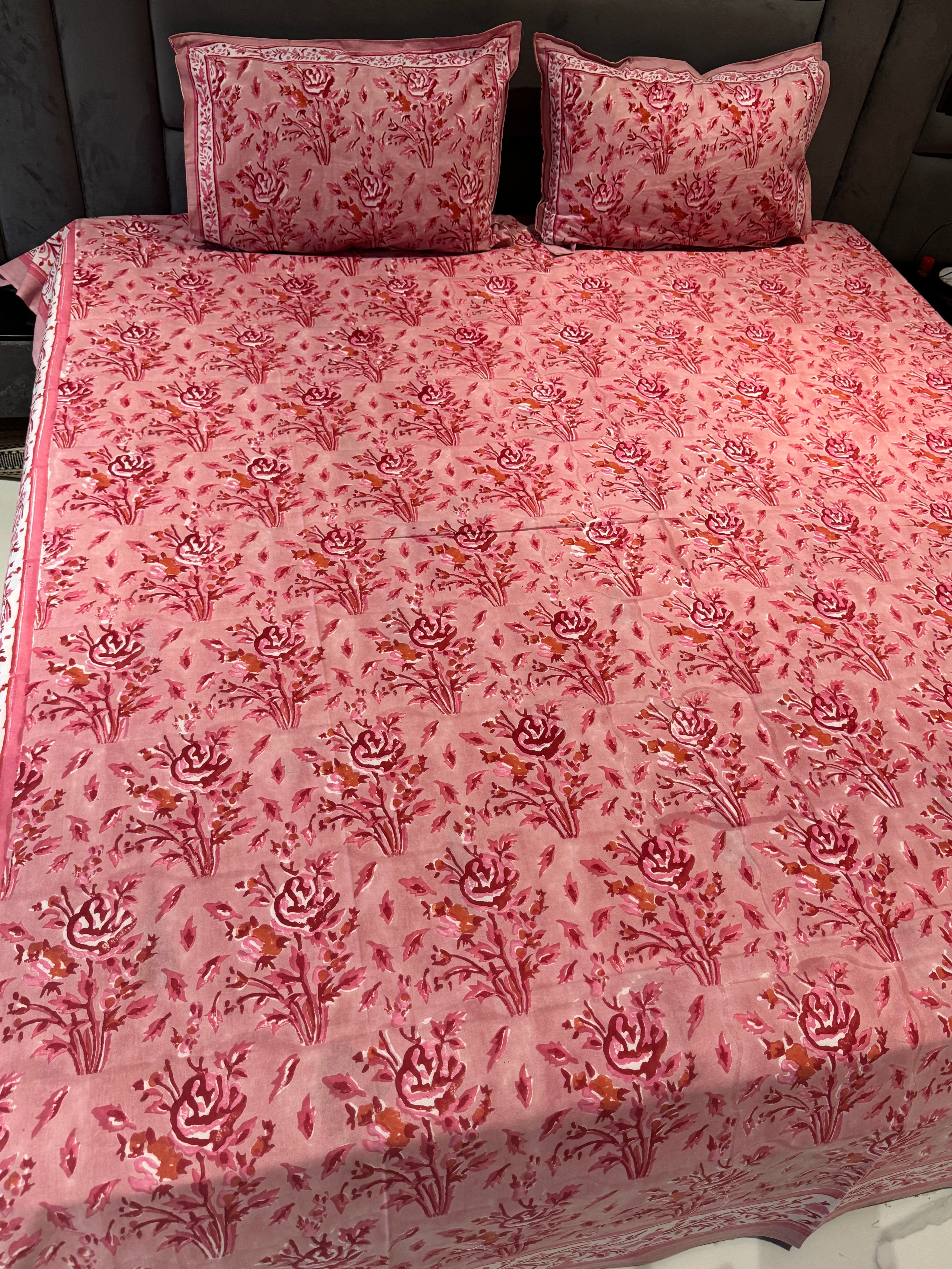 FESTIVE HANDBLOCK PRINTED BEDSHEET WITH 2 REVERSIBLE PILLOW COVERSo