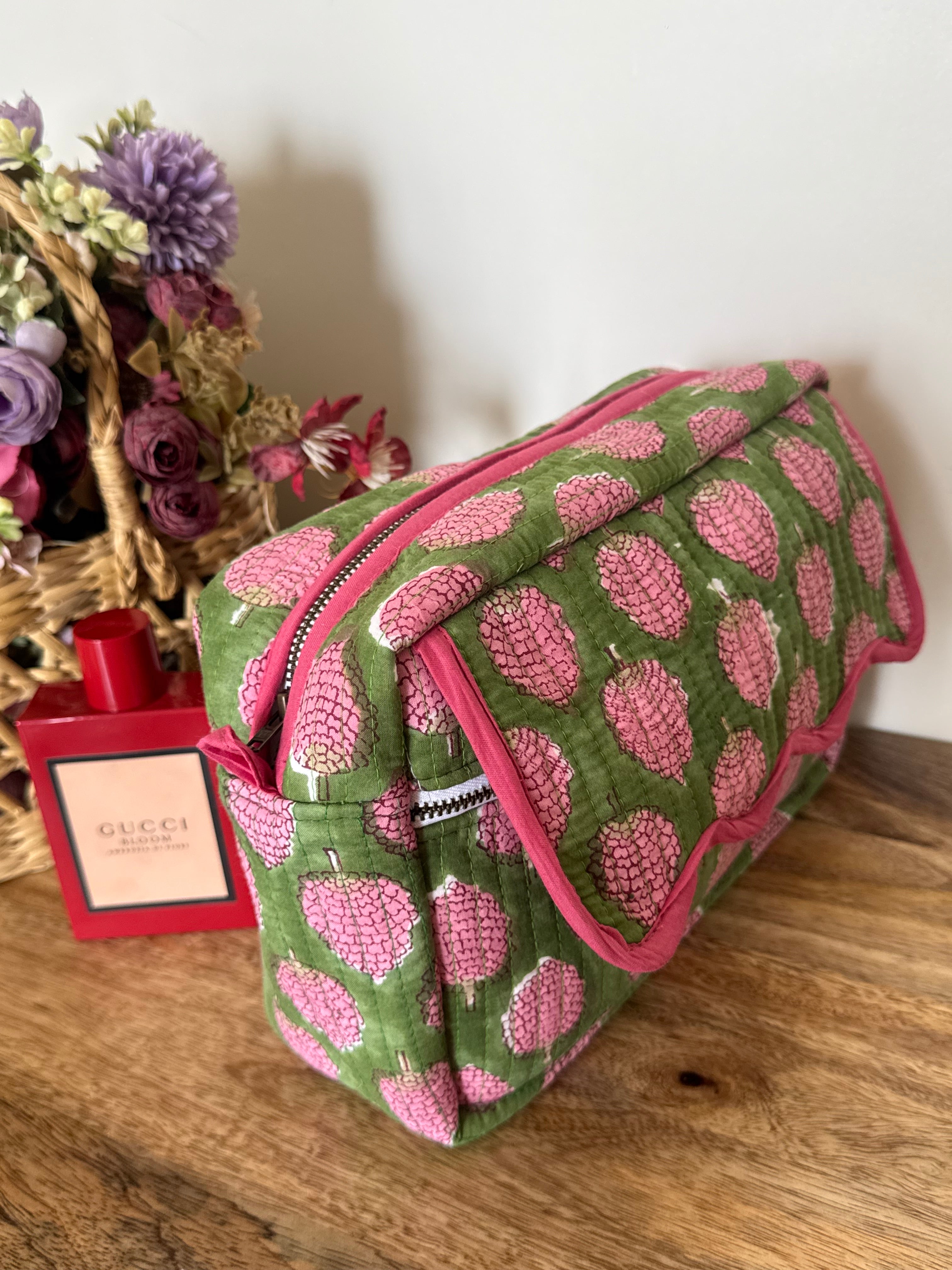SCALLOP TOILETRY BAG