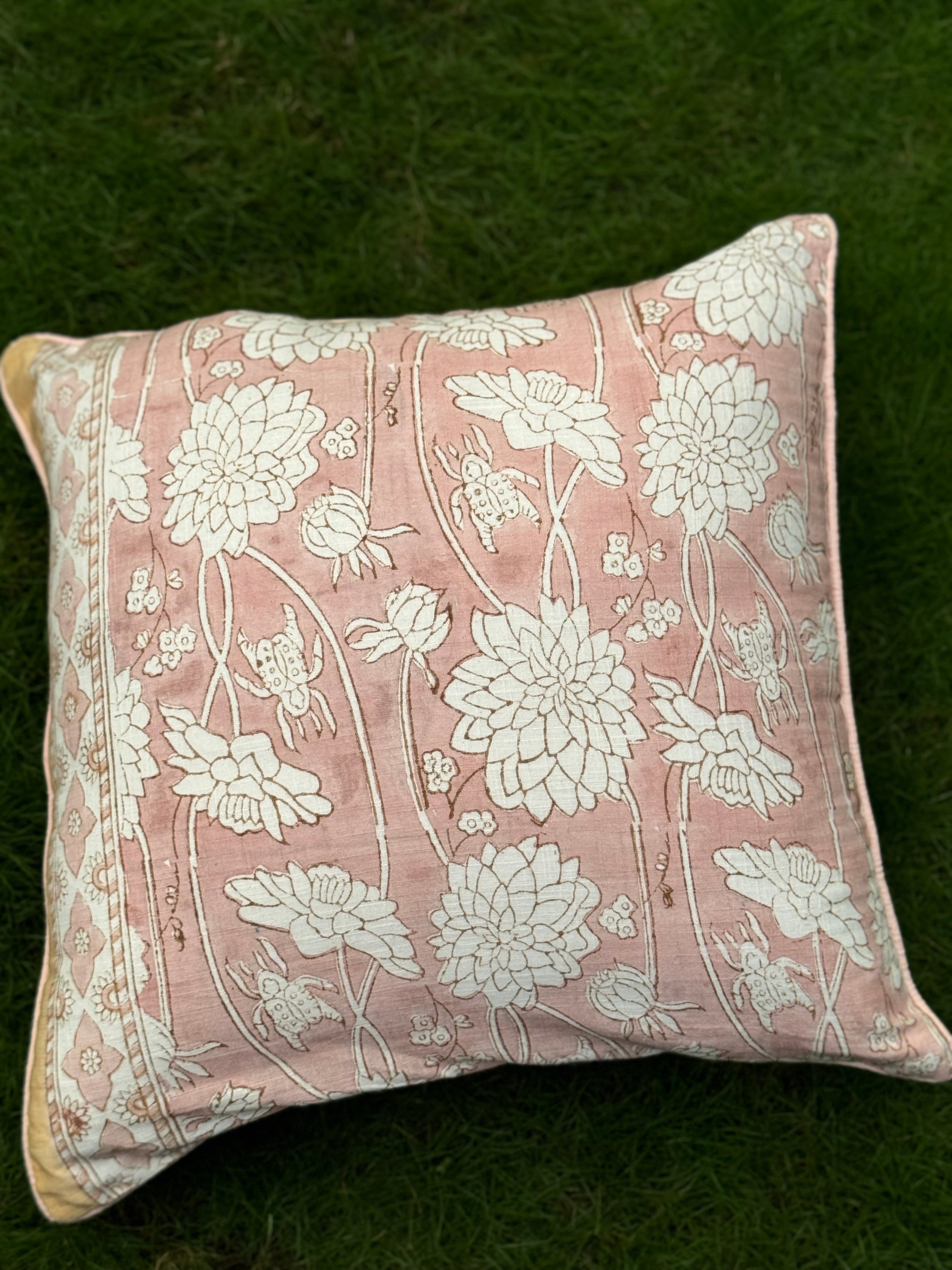 A PAIR OF HANDBLOCK PRINTED 16*16 INCHES CUSHION COVER