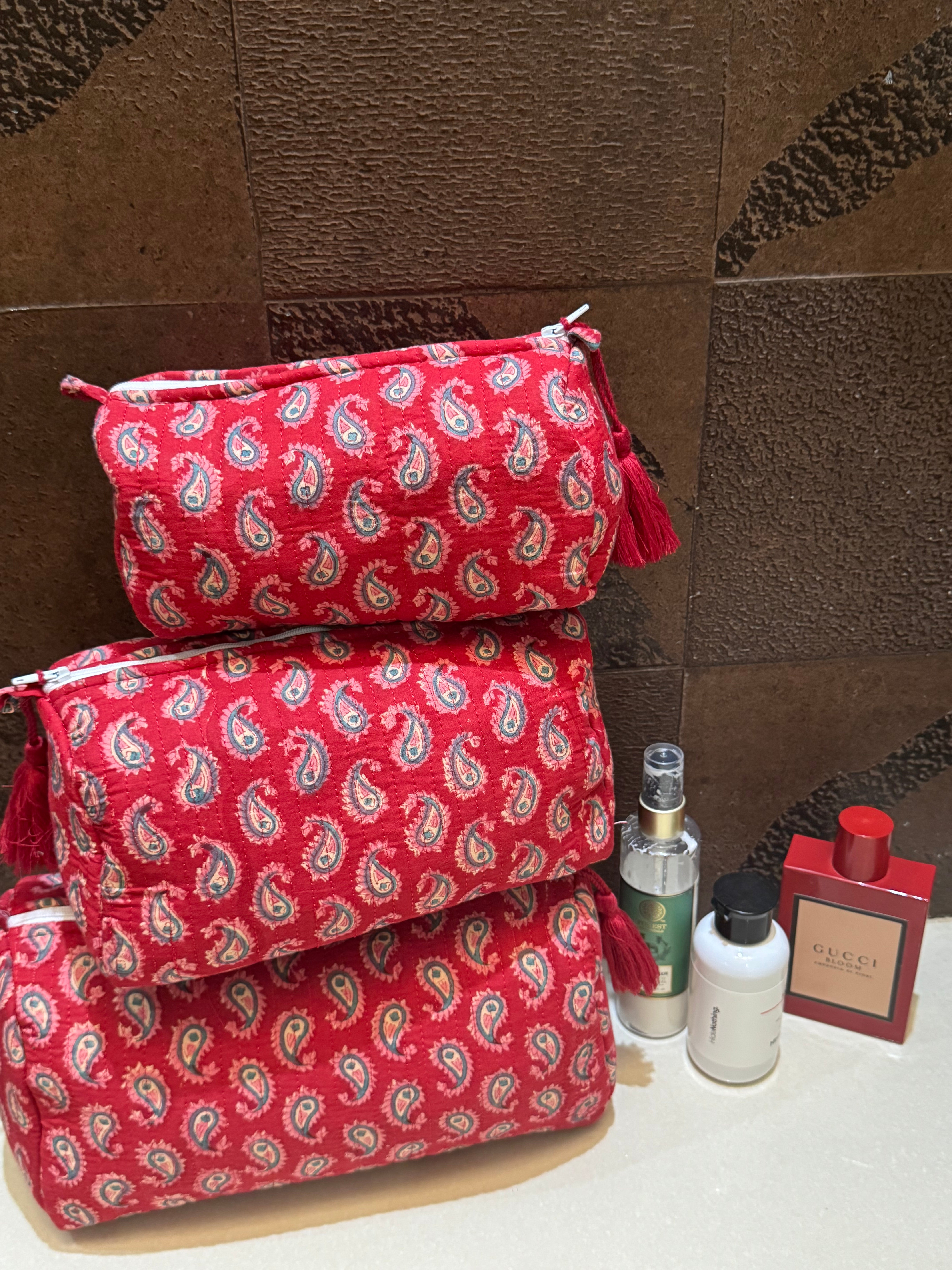 SET OF THREE MULTI PURPOSE TOILETRY BAGS