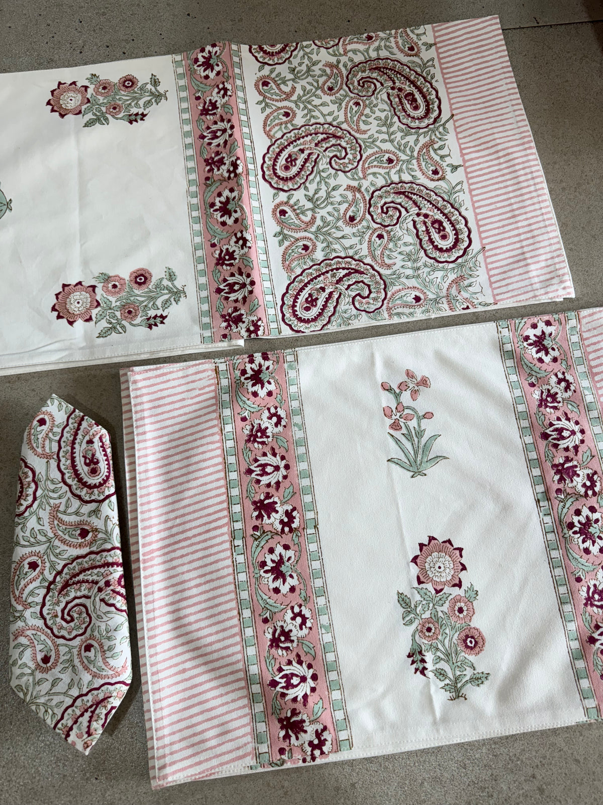SIX SEATER TABLE RUNNER , SIX MATS AND SIX NAPKIN SET