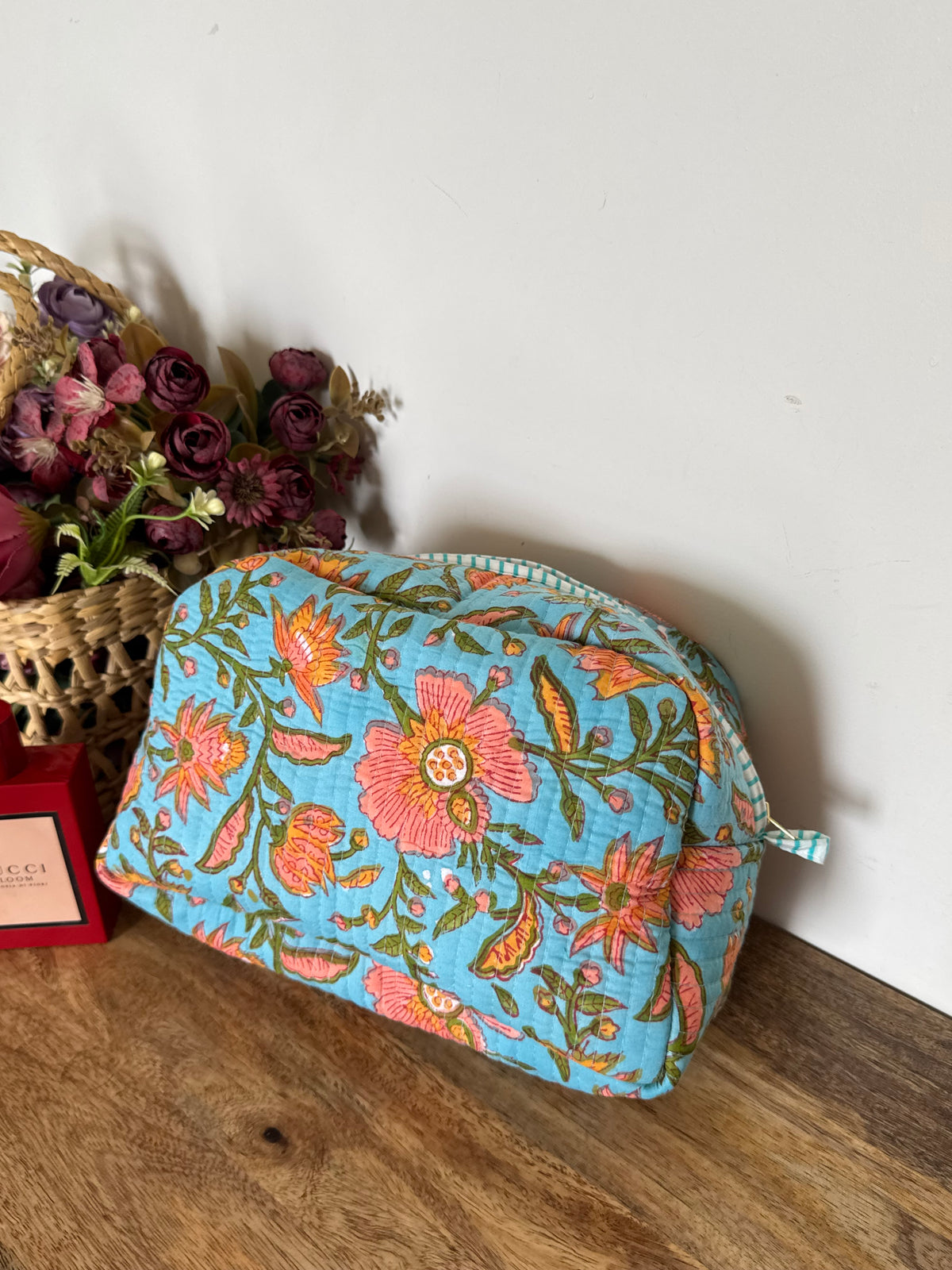 TOILETRY BAG WITH METAL ZIP