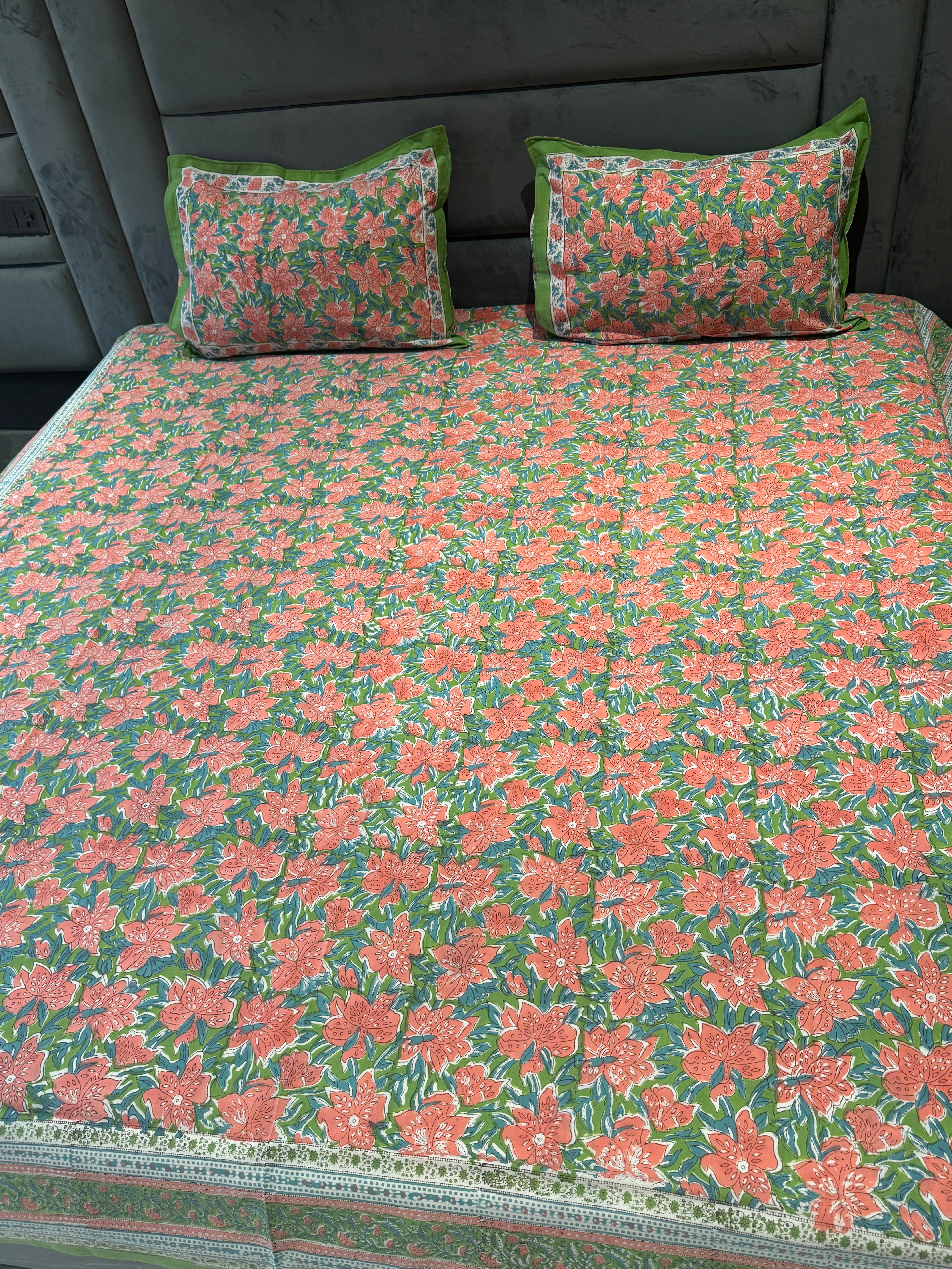 FESTIVE HANDBLOCK PRINTED BEDSHEET WITH 2 REVERSIBLE PILLOW COVERSo