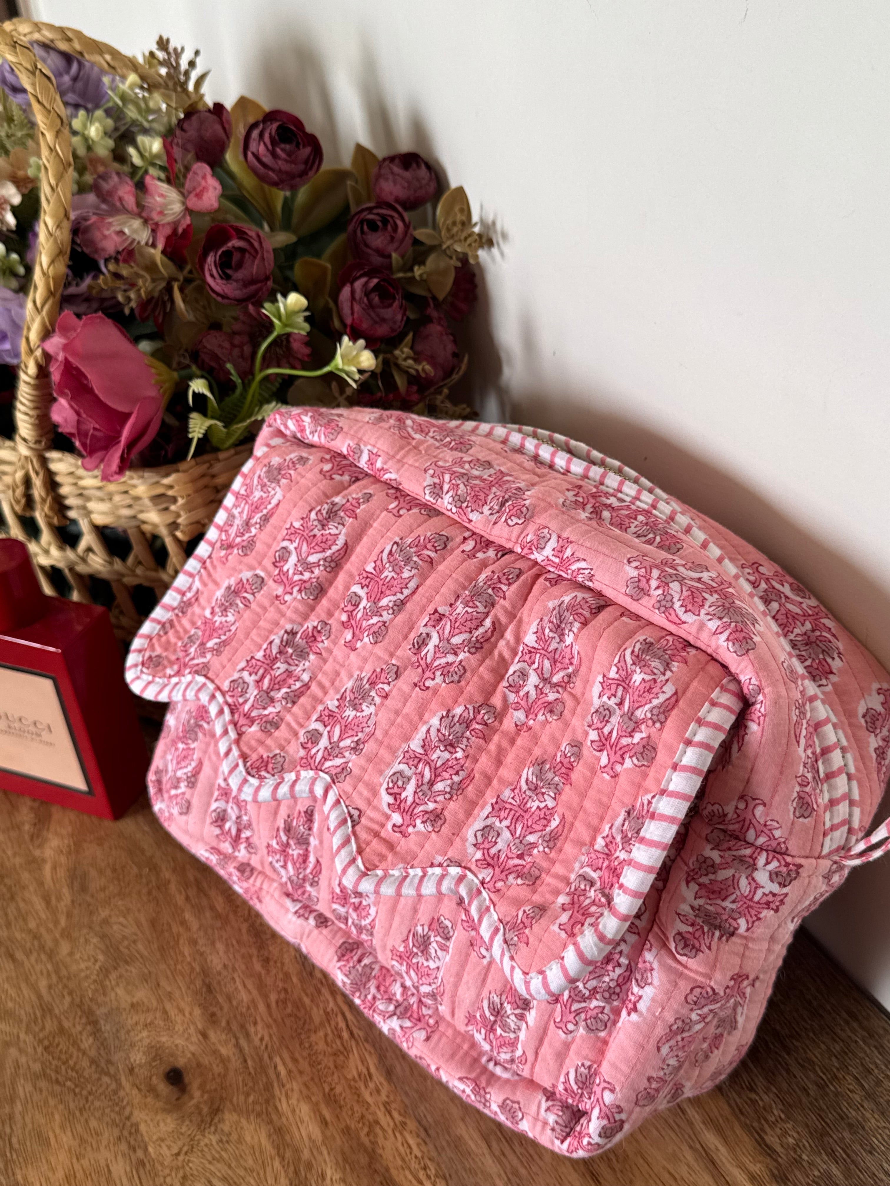 SCALLOP TOILETRY BAG