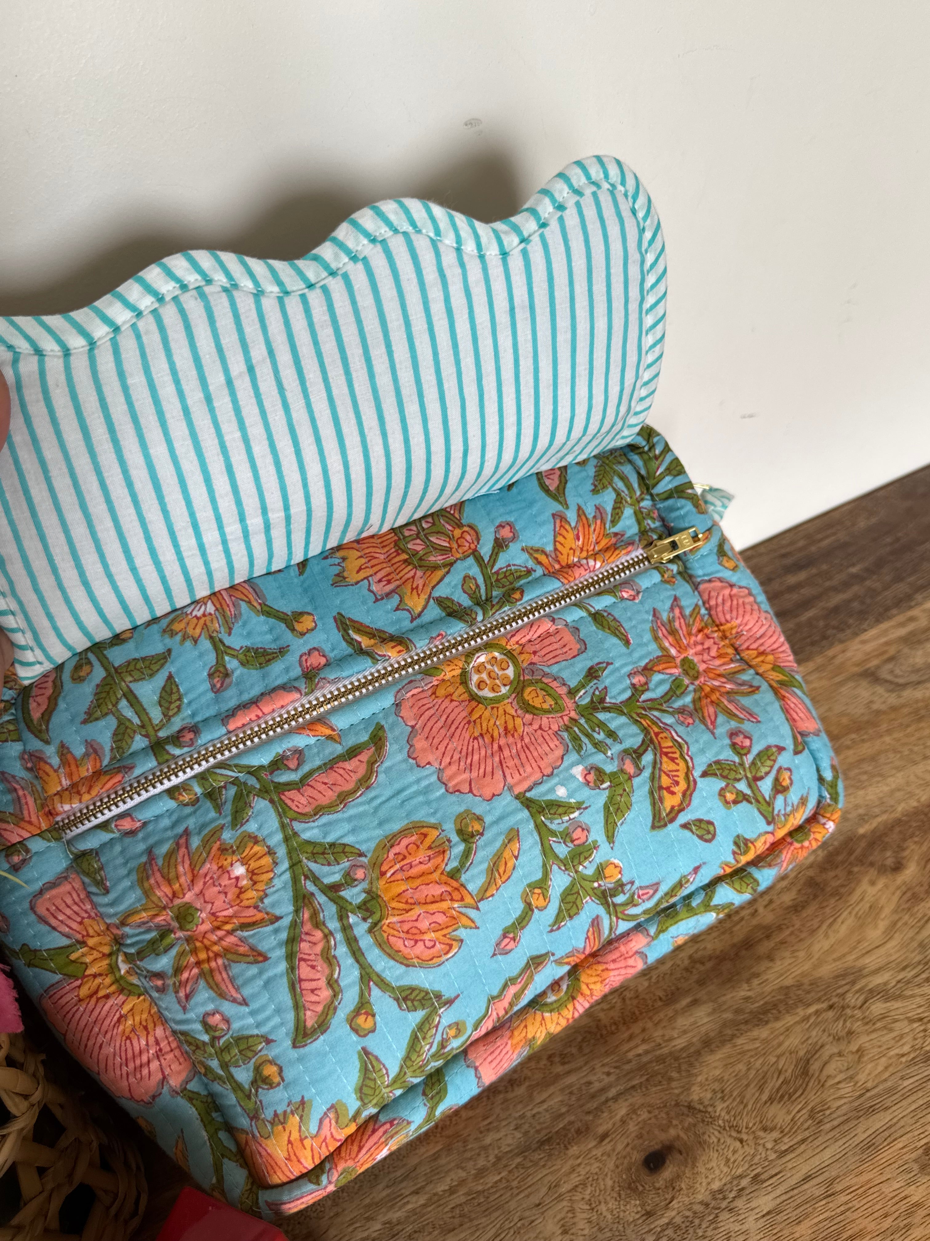 SCALLOP TOILETRY BAG
