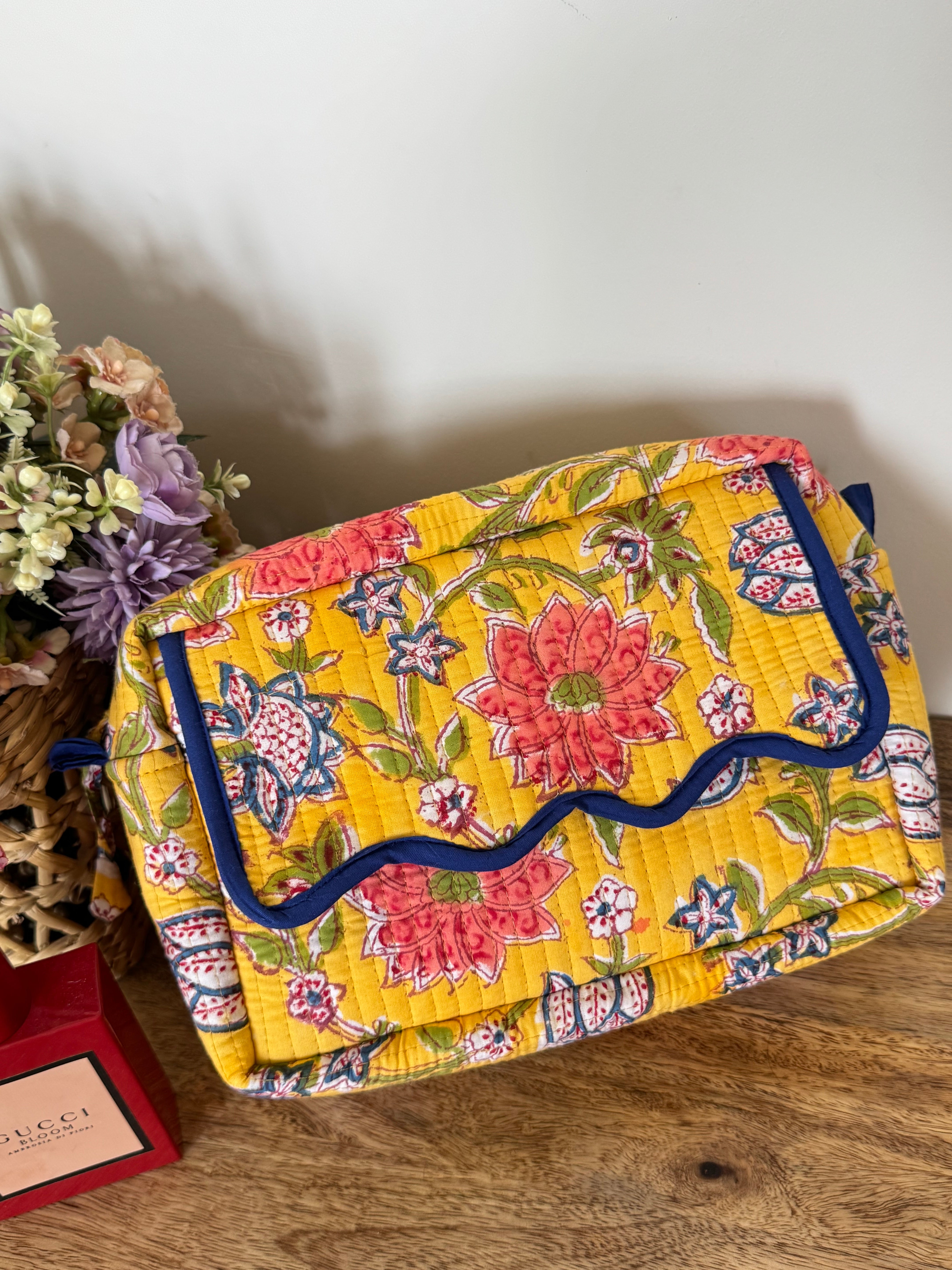 SCALLOP TOILETRY BAG