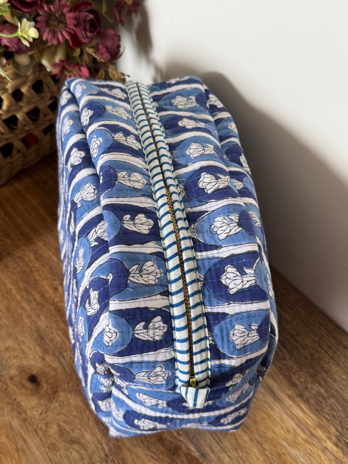 TOILETRY BAG WITH METAL ZIP