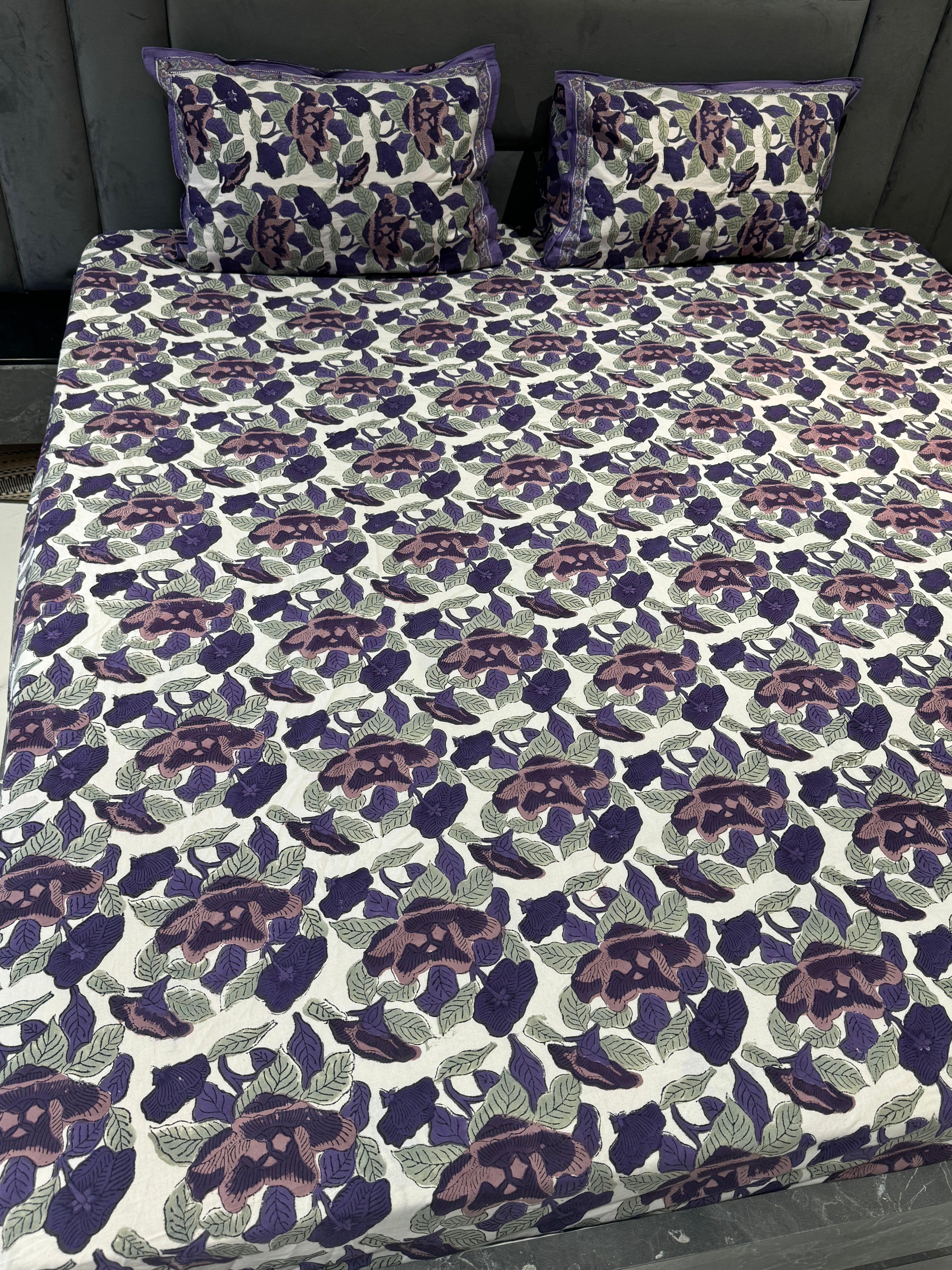 FESTIVE HANDBLOCK PRINTED BEDSHEET WITH 2 REVERSIBLE PILLOW COVERSo