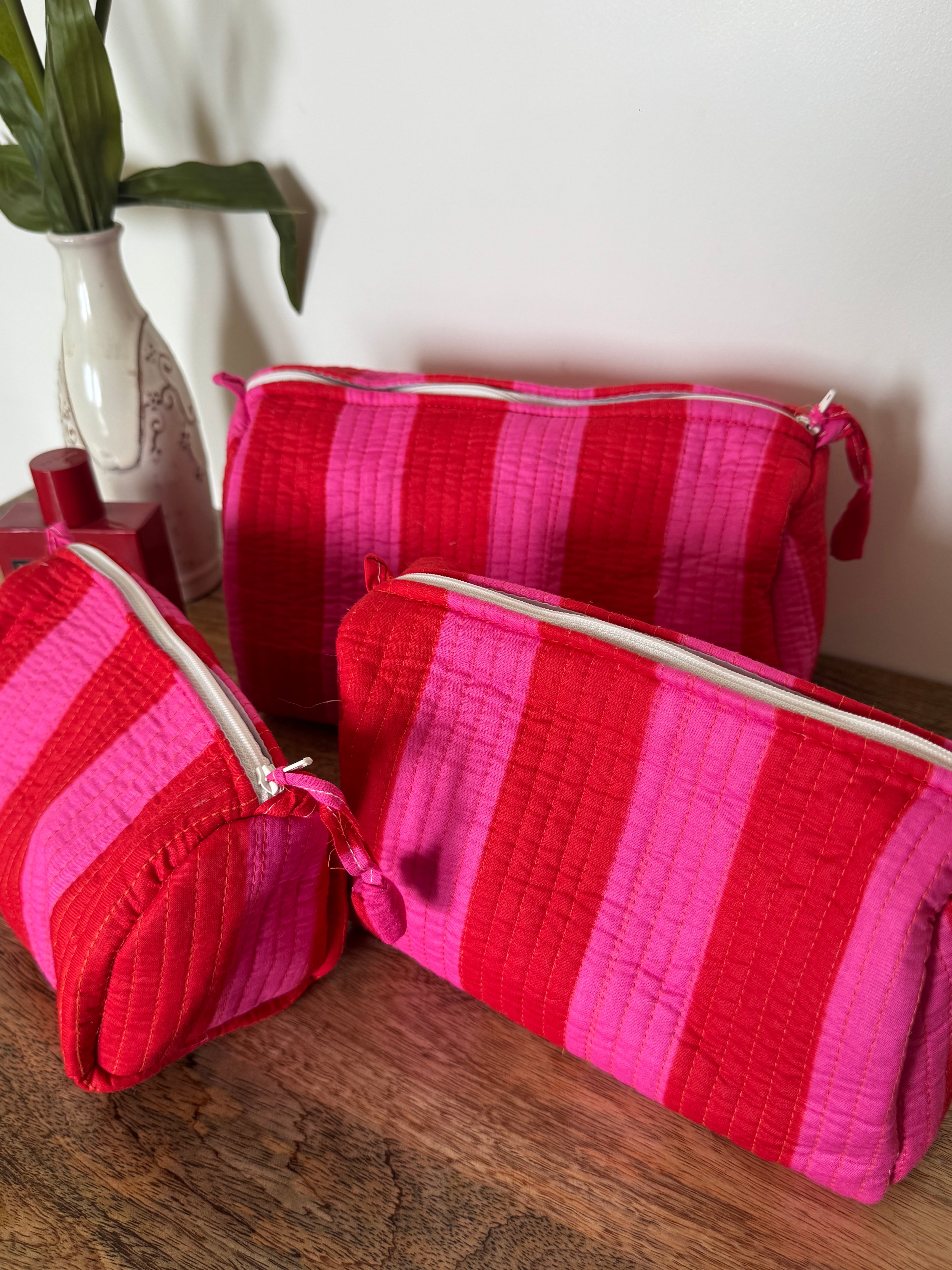 SET OF THREE MULTI PURPOSE TOILETRY BAGS