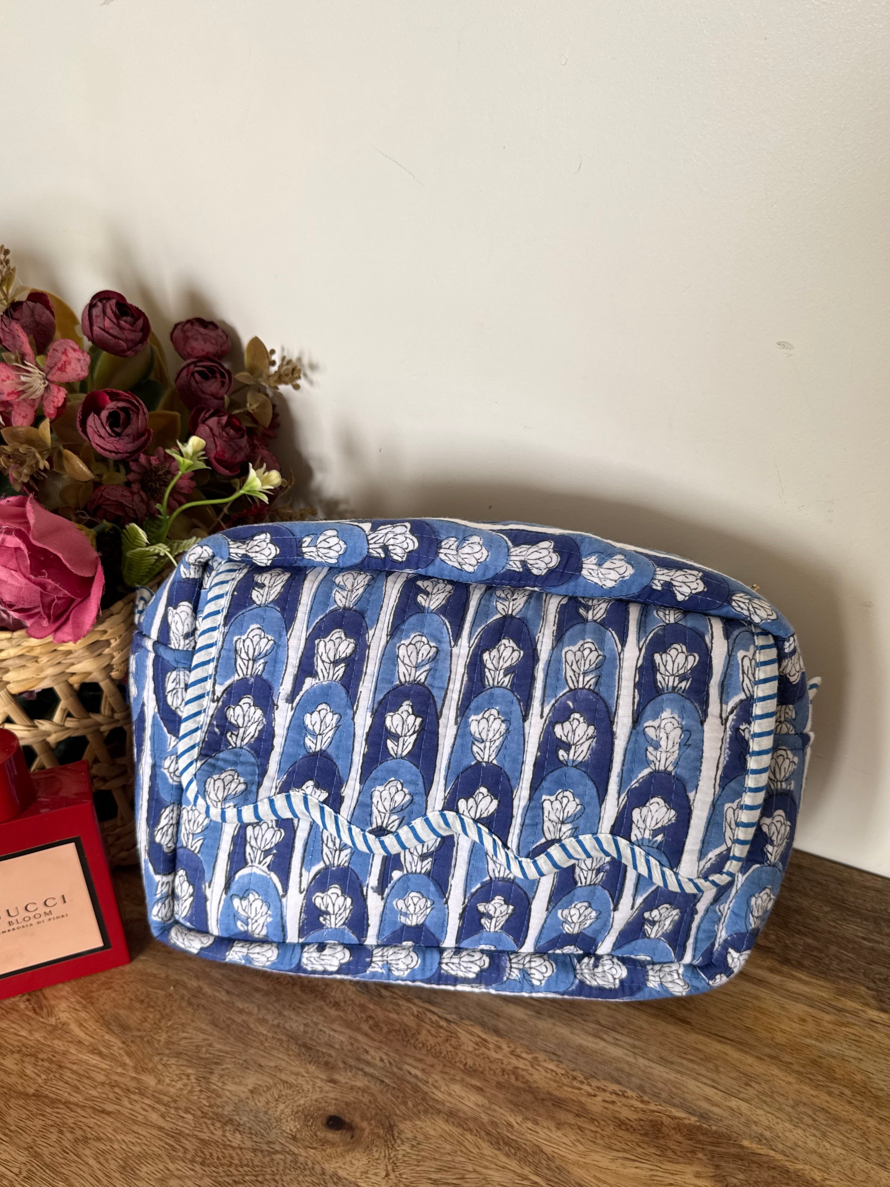 SCALLOP TOILETRY BAG