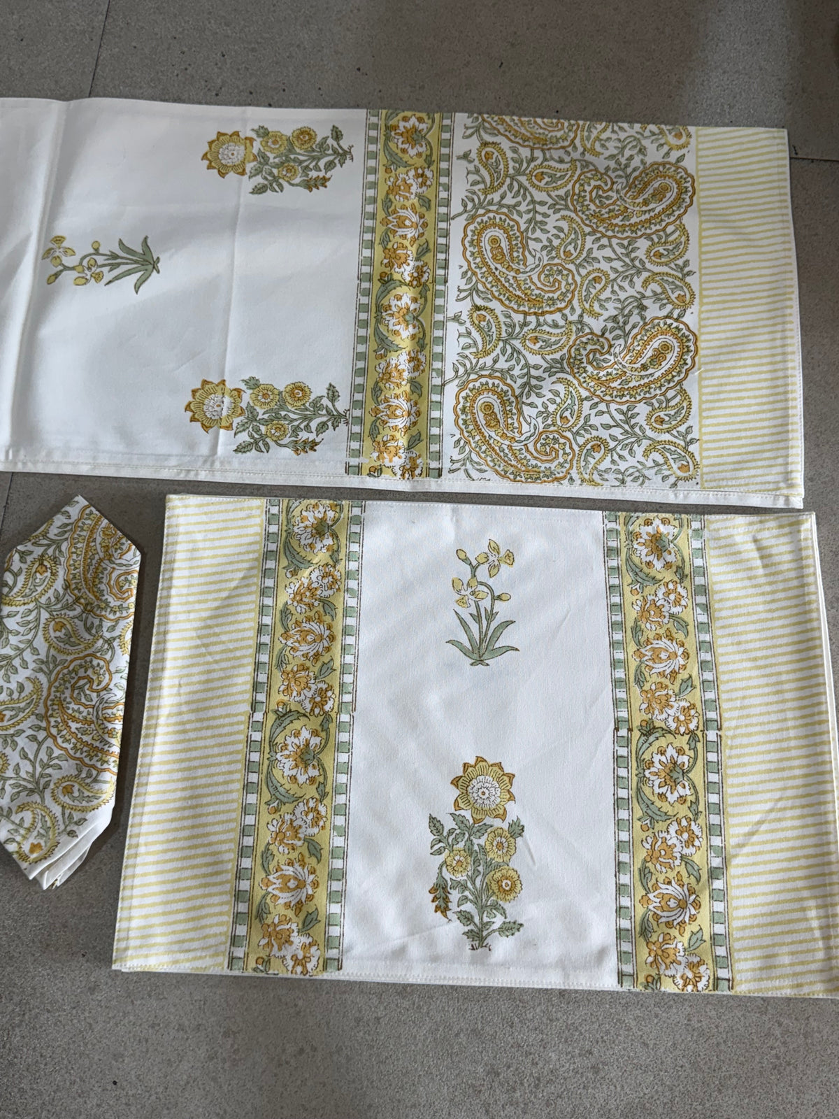 SIX SEATER TABLE RUNNER , SIX MATS AND SIX NAPKIN SET